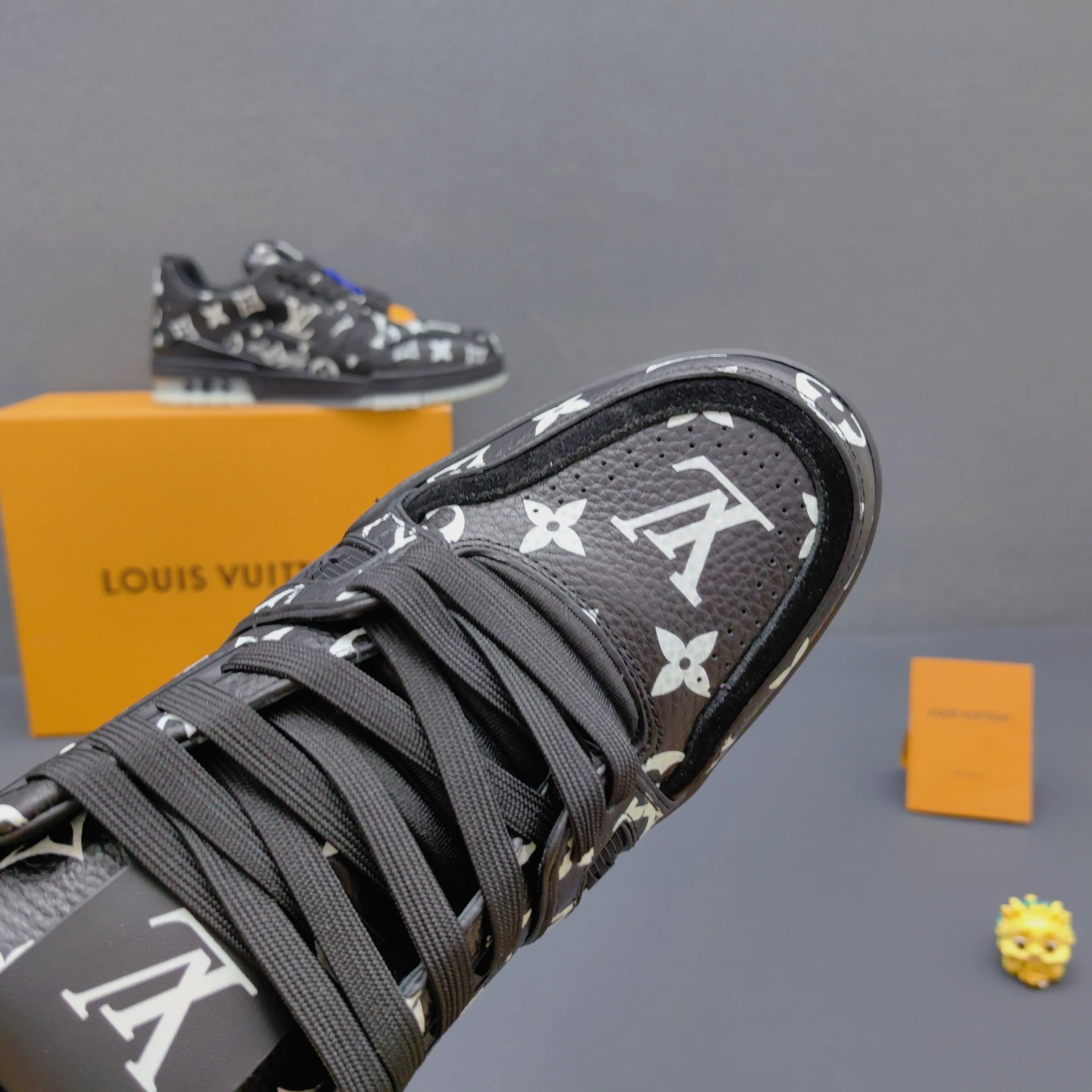 Кроссовки Женские Louis Vuitton 17725114