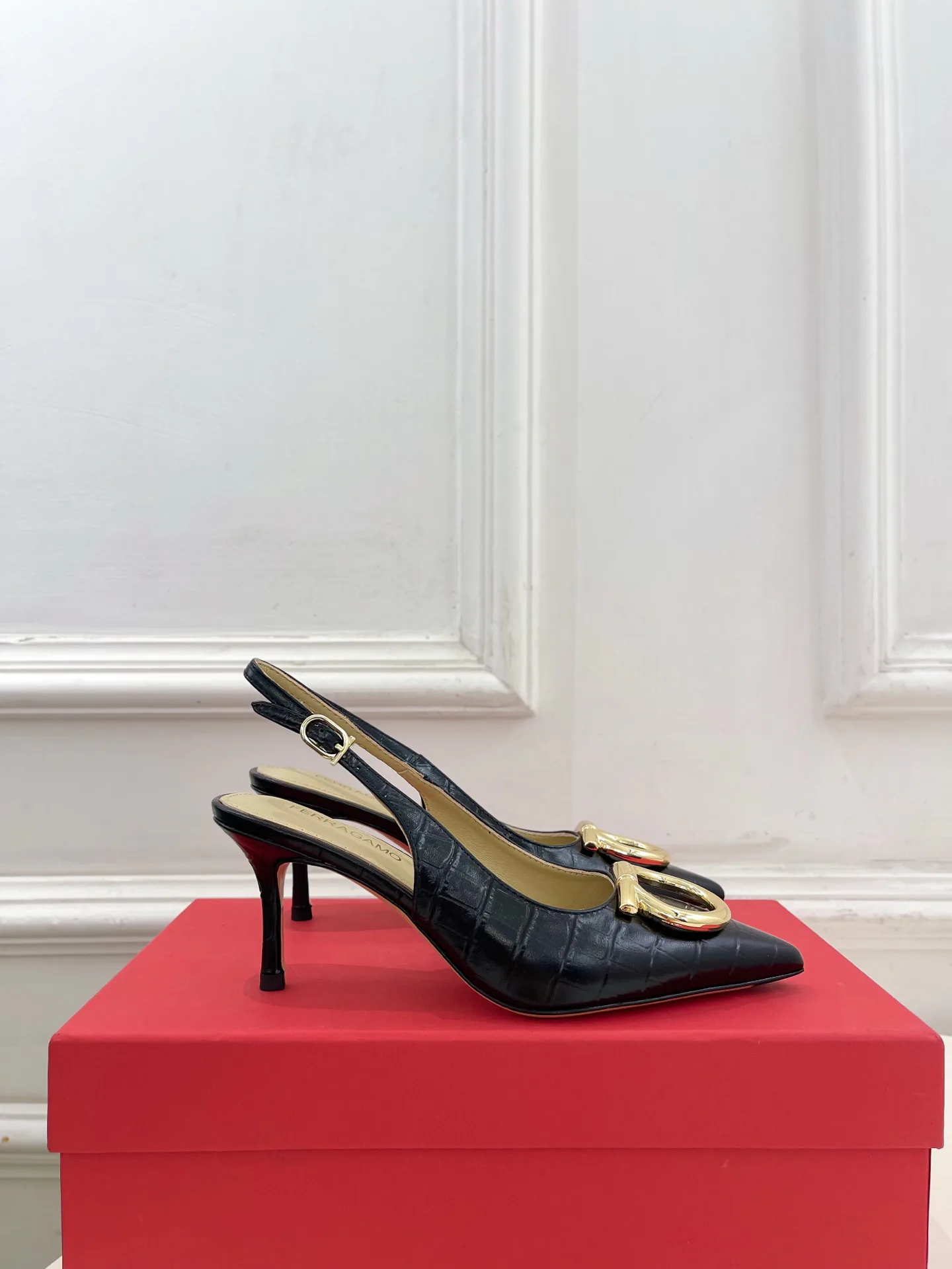 Босоножки Женские Salvatore Ferragamo 11479934
