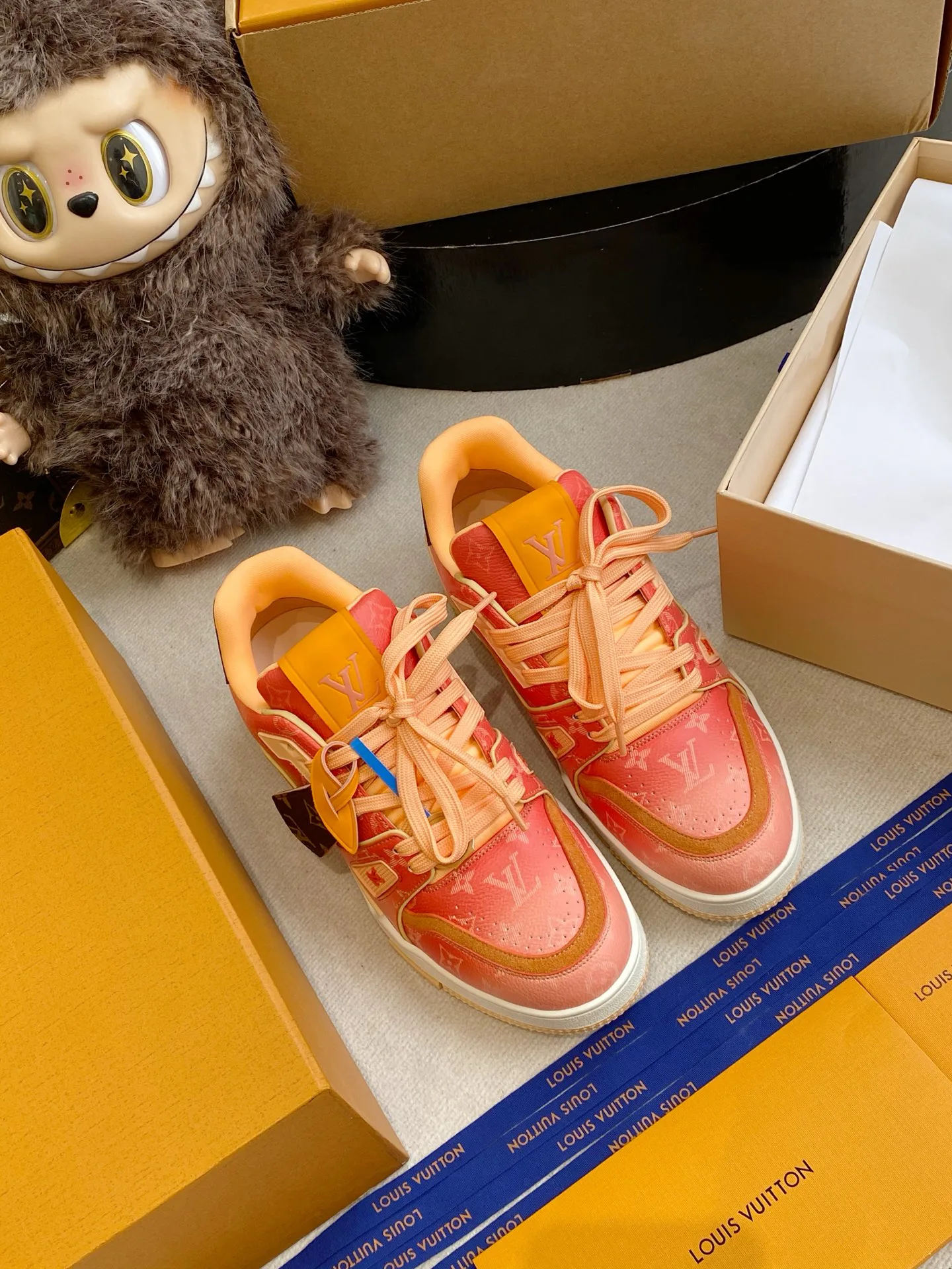 Кроссовки Женские Louis Vuitton 11679376