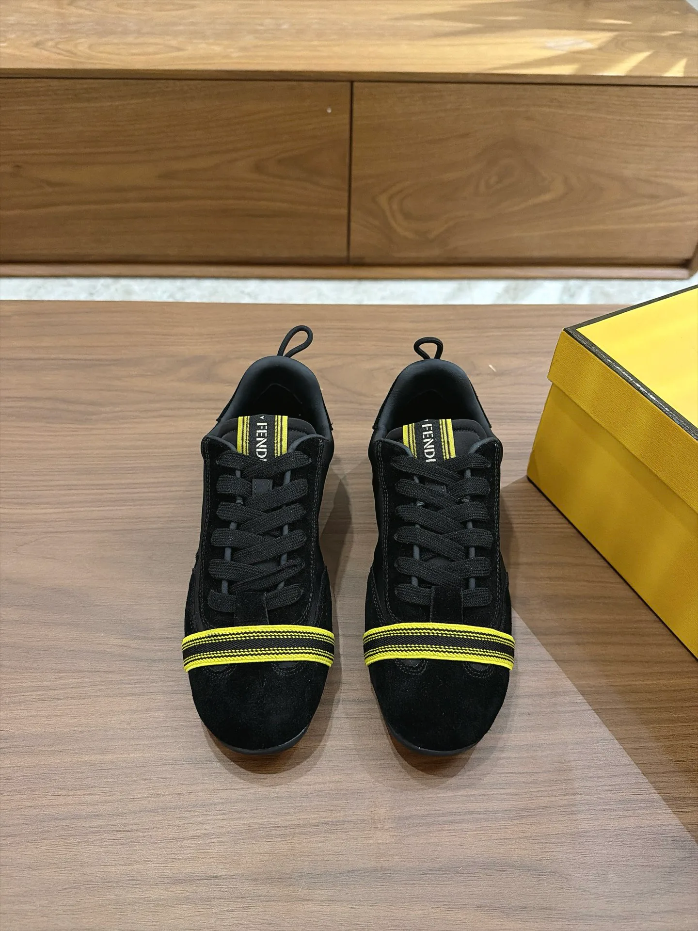 Кроссовки Женские Fendi 18373650
