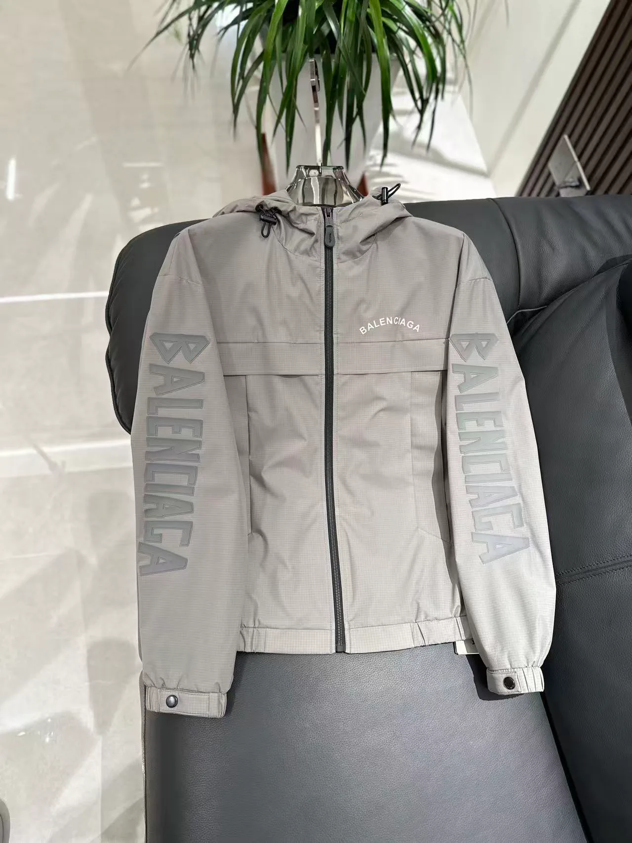 Куртки И Пуховики Женские Balenciaga 17944124