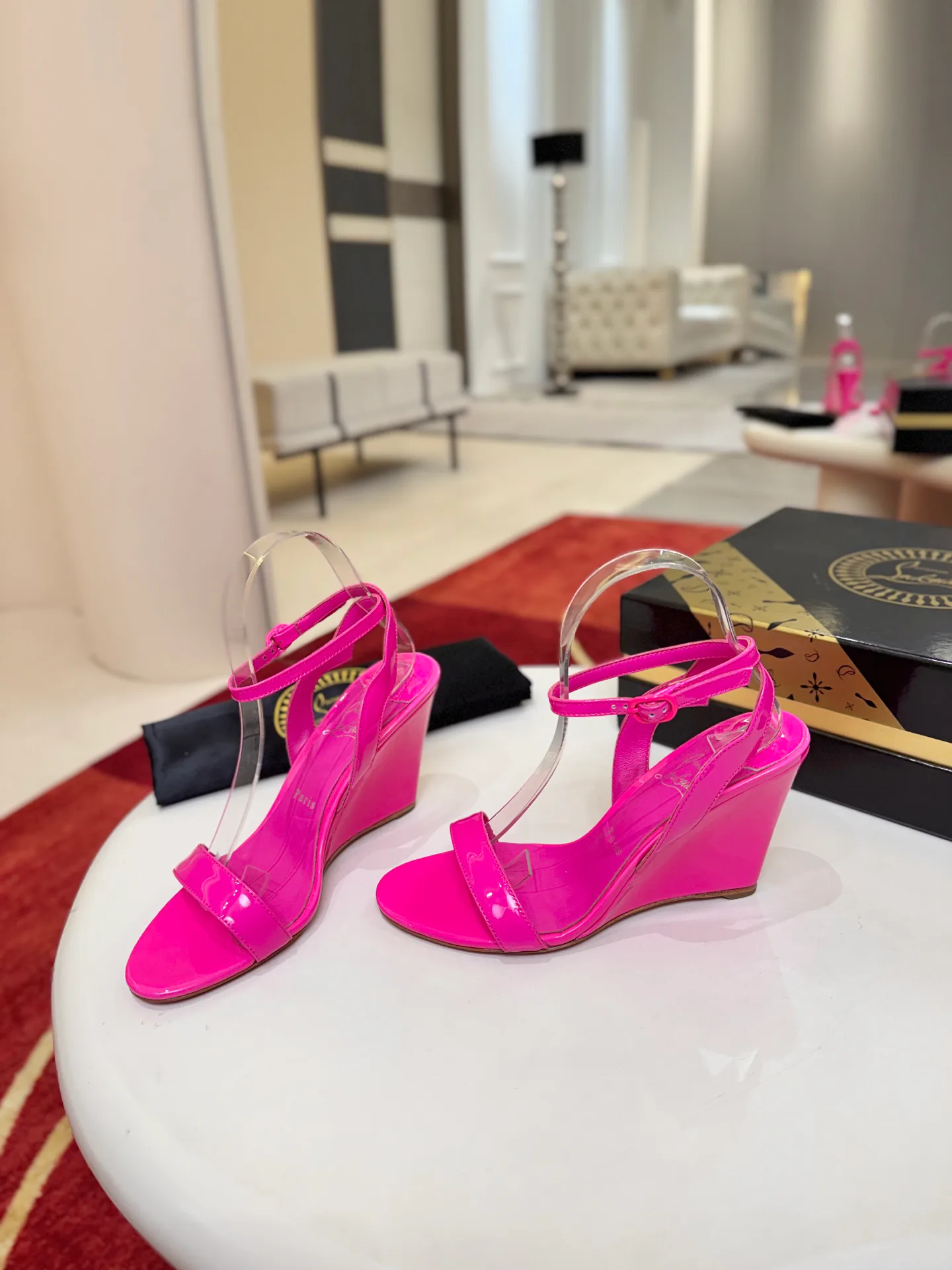 Босоножки Женские Christian Louboutin 18500924