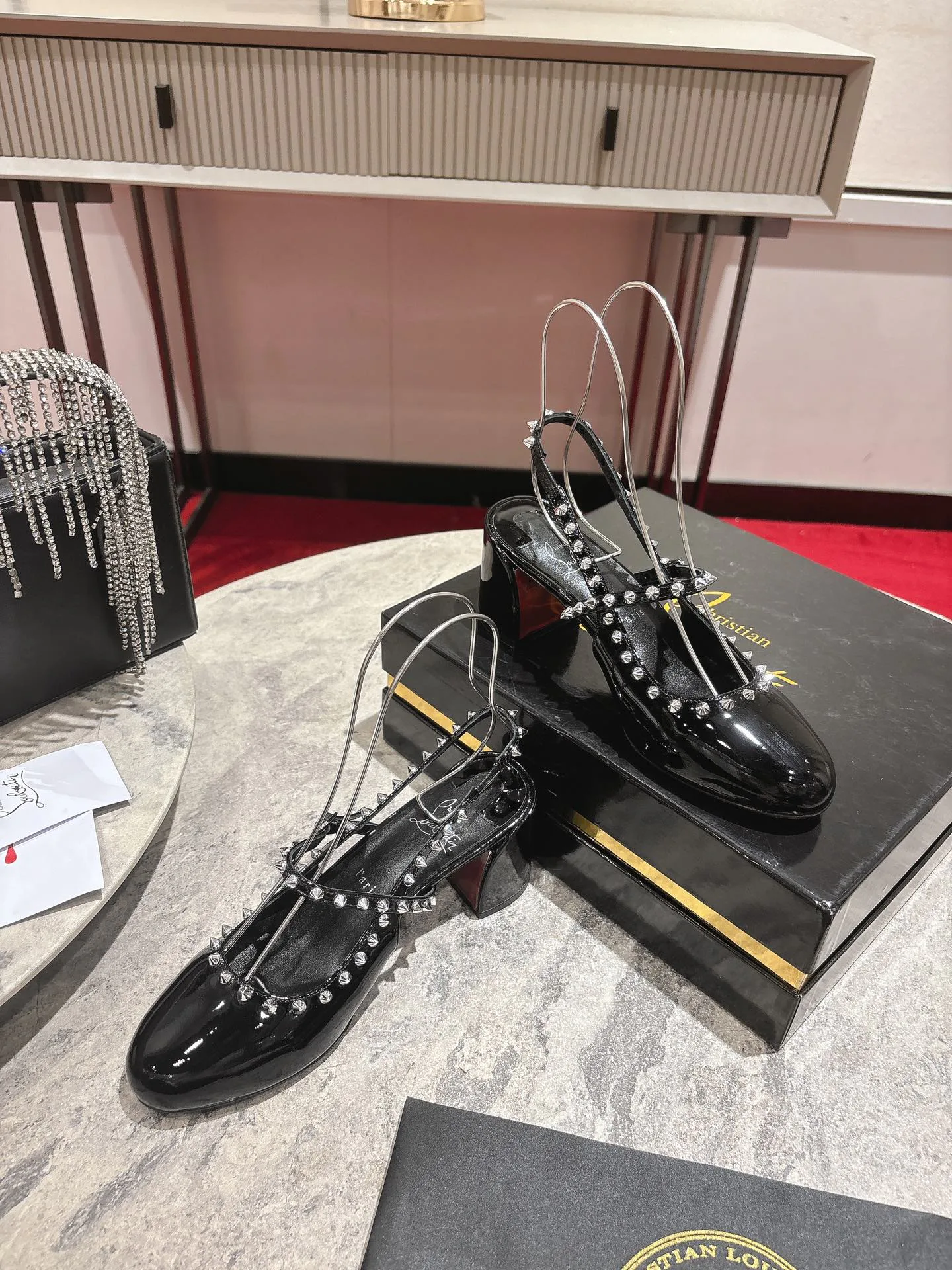 Туфли Женские Christian Louboutin 16831028