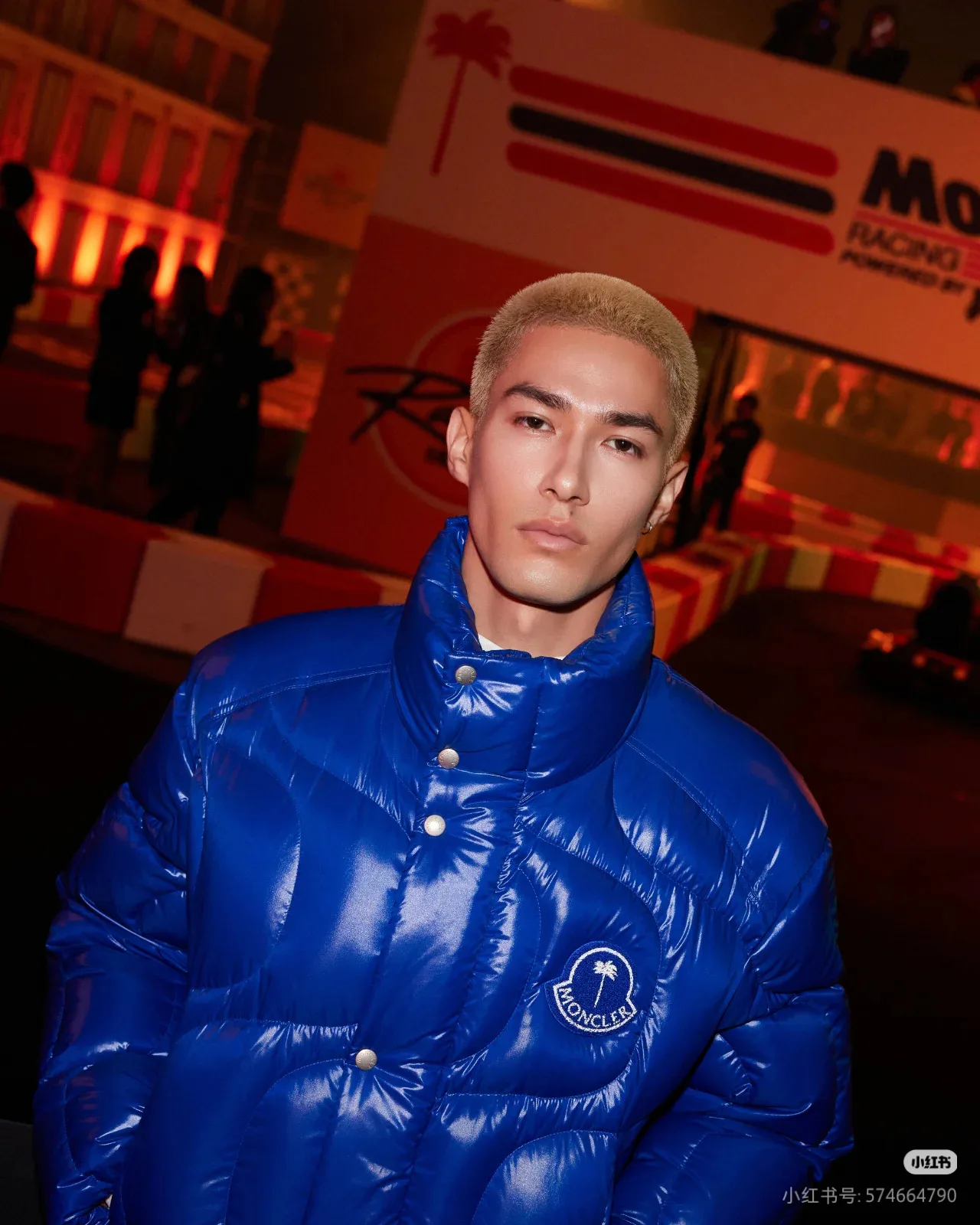 Куртки И Пуховики Женские Moncler 18044436