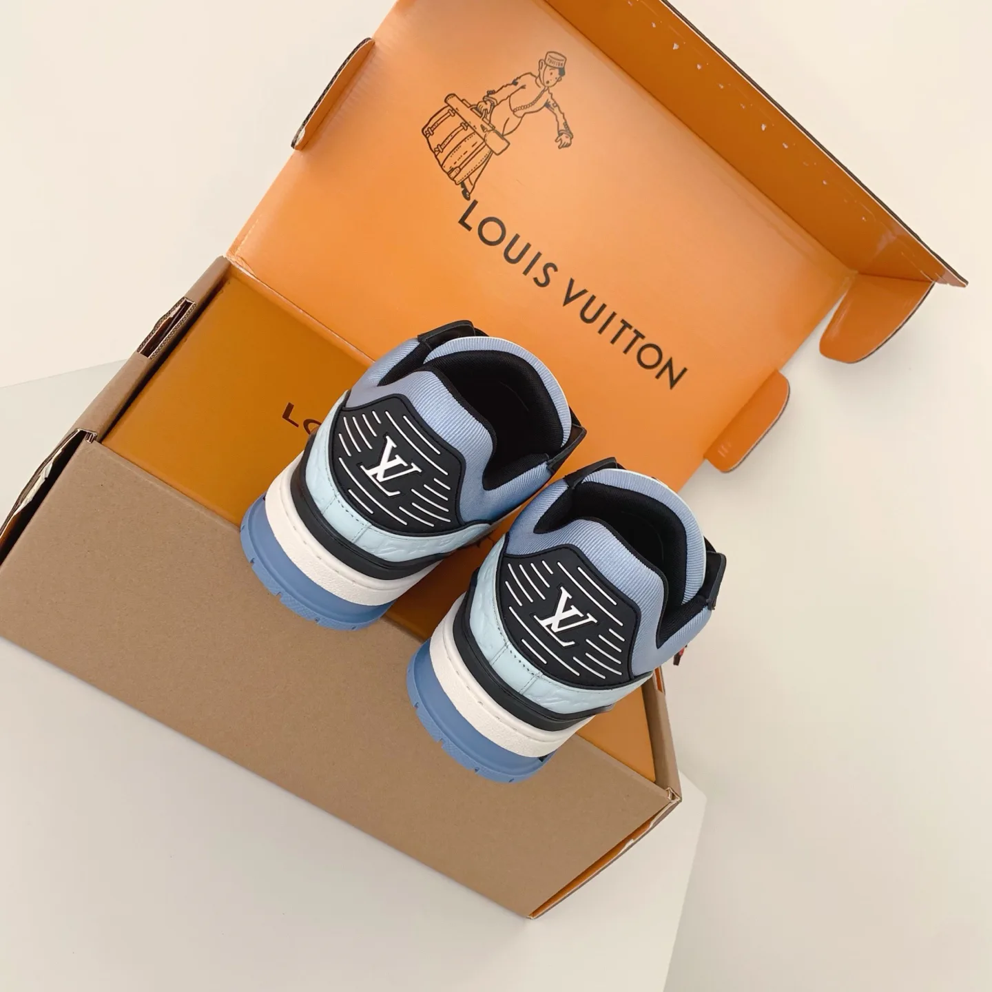 Кроссовки Женские Louis Vuitton 18258380