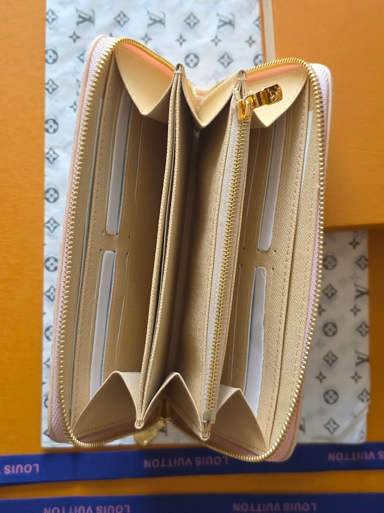 Клатчи Женские Louis Vuitton 18391185