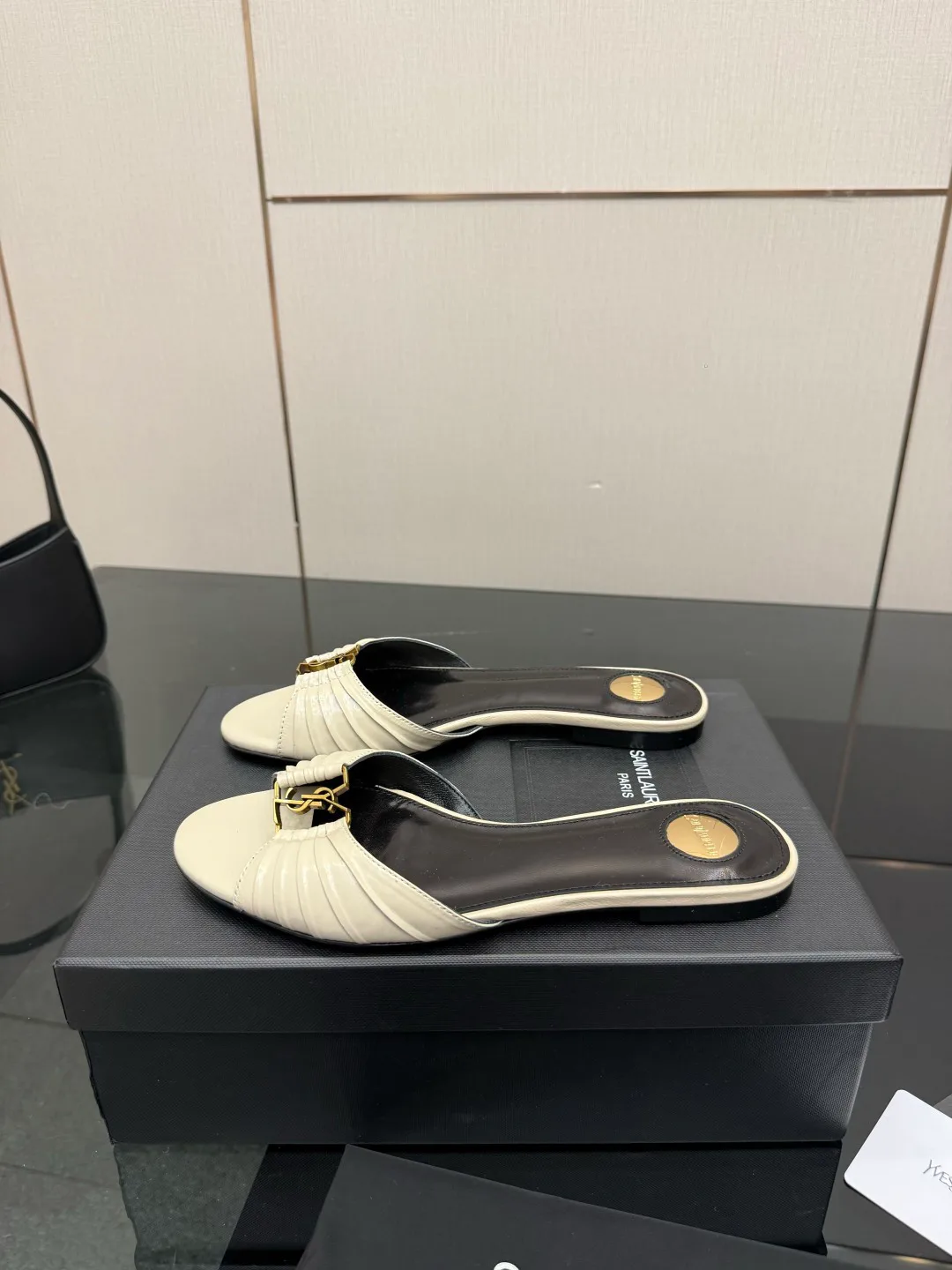 Шлепанцы Женские Saint Laurent 11682312