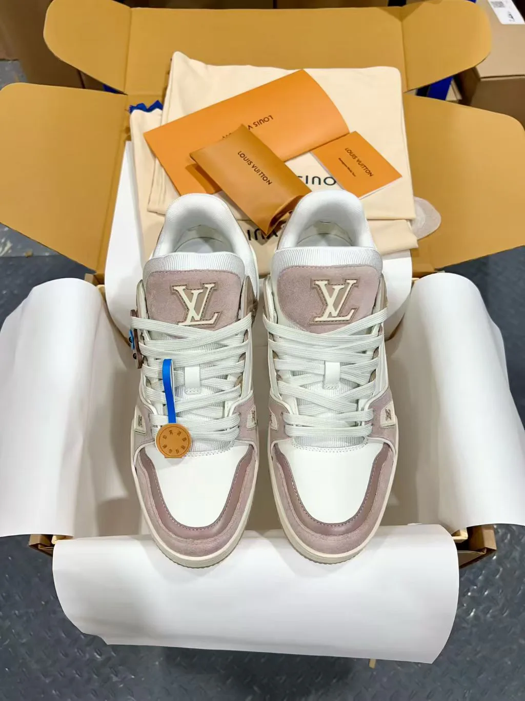 Кроссовки Женские Louis Vuitton 18170736