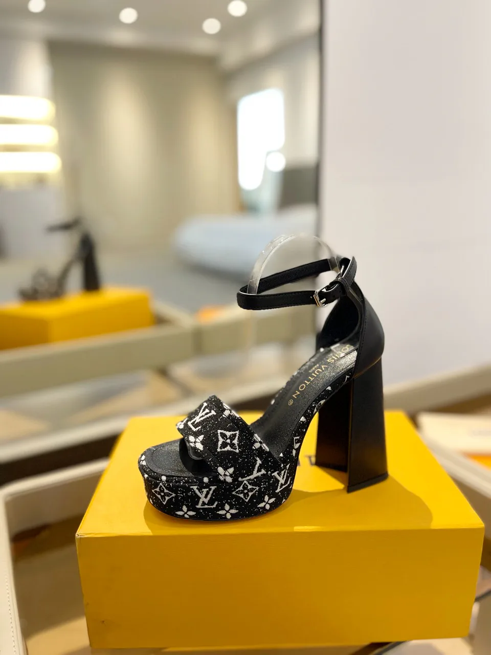 Босоножки Женские Louis Vuitton 17946836