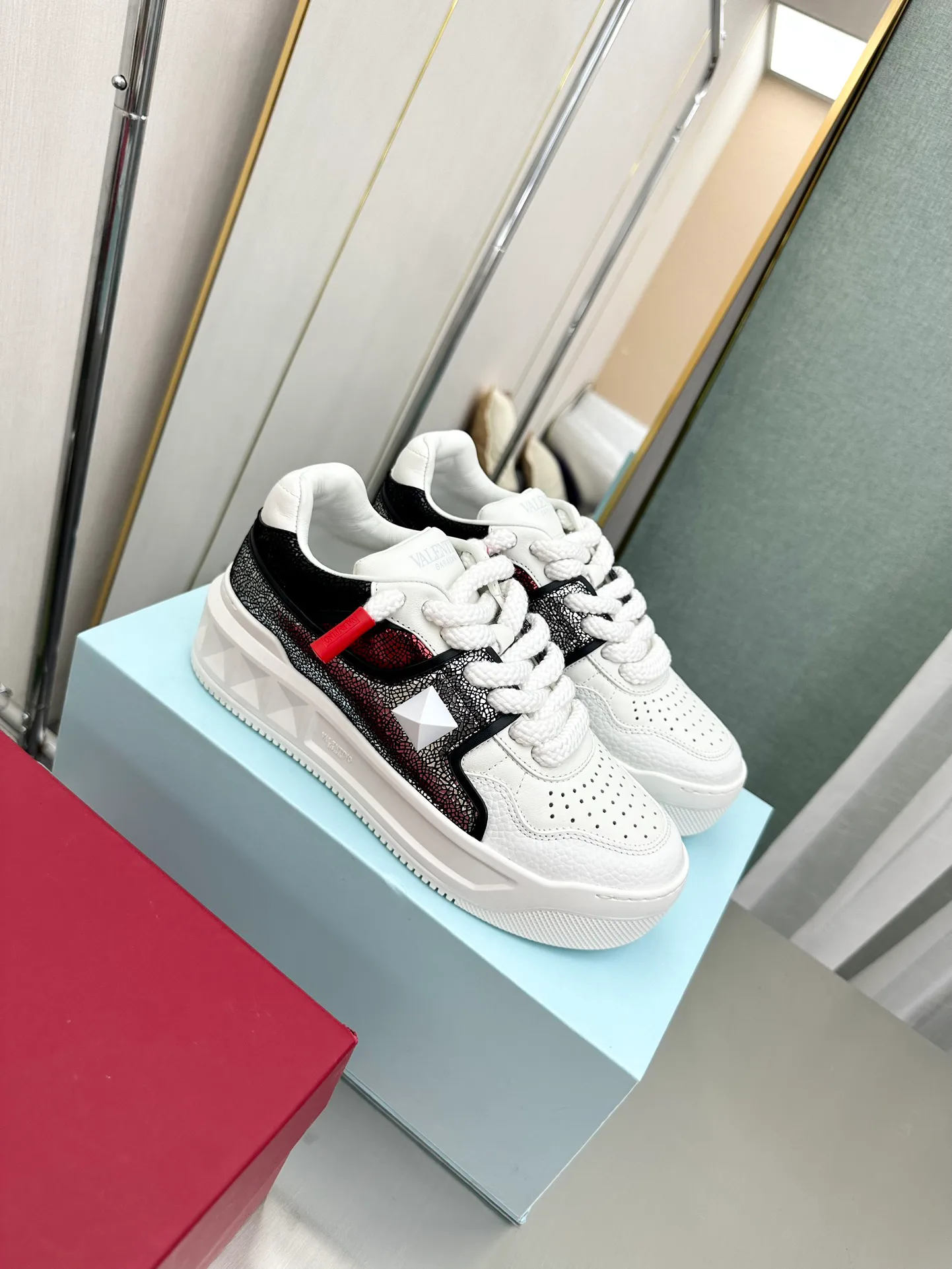 Кроссовки Женские Valentino 17904338
