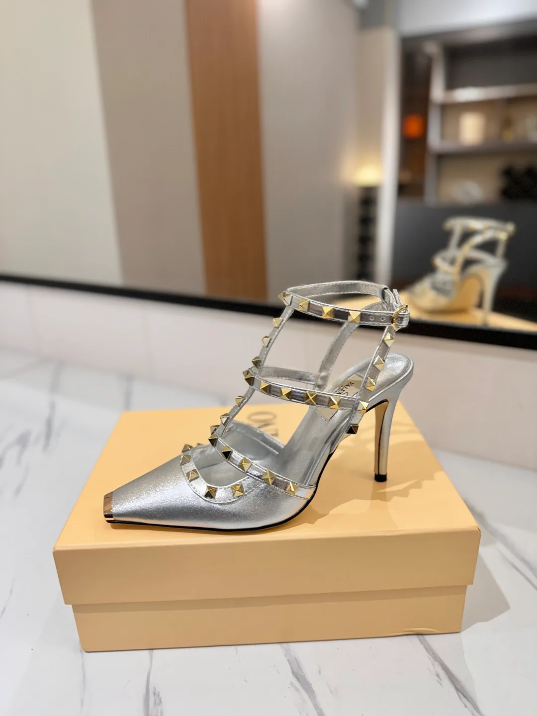 Босоножки Женские Valentino 17366652
