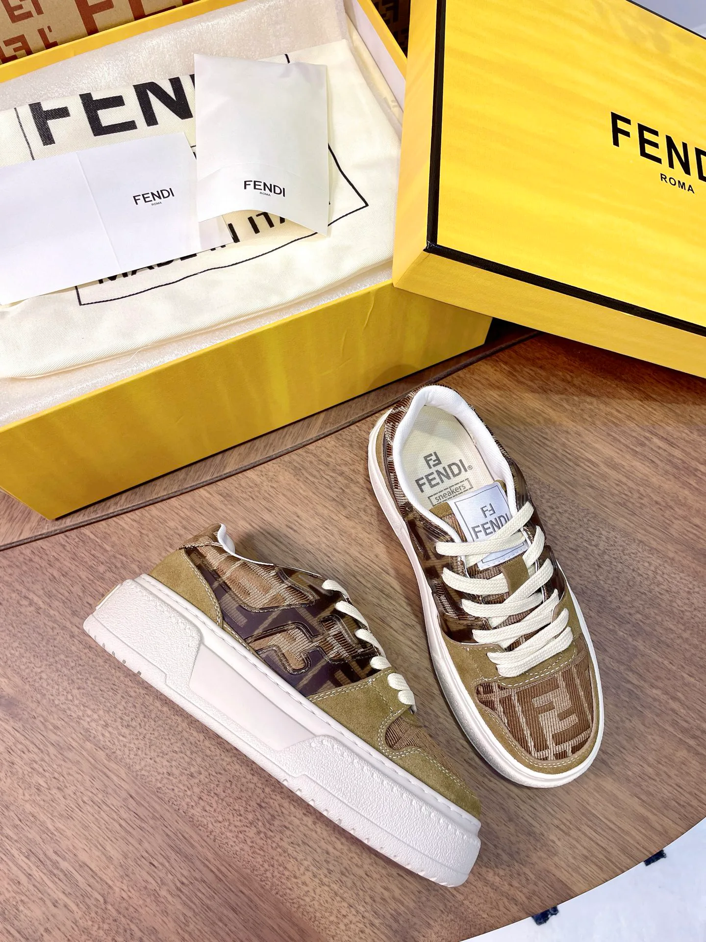 Кроссовки Женские Fendi 17957341