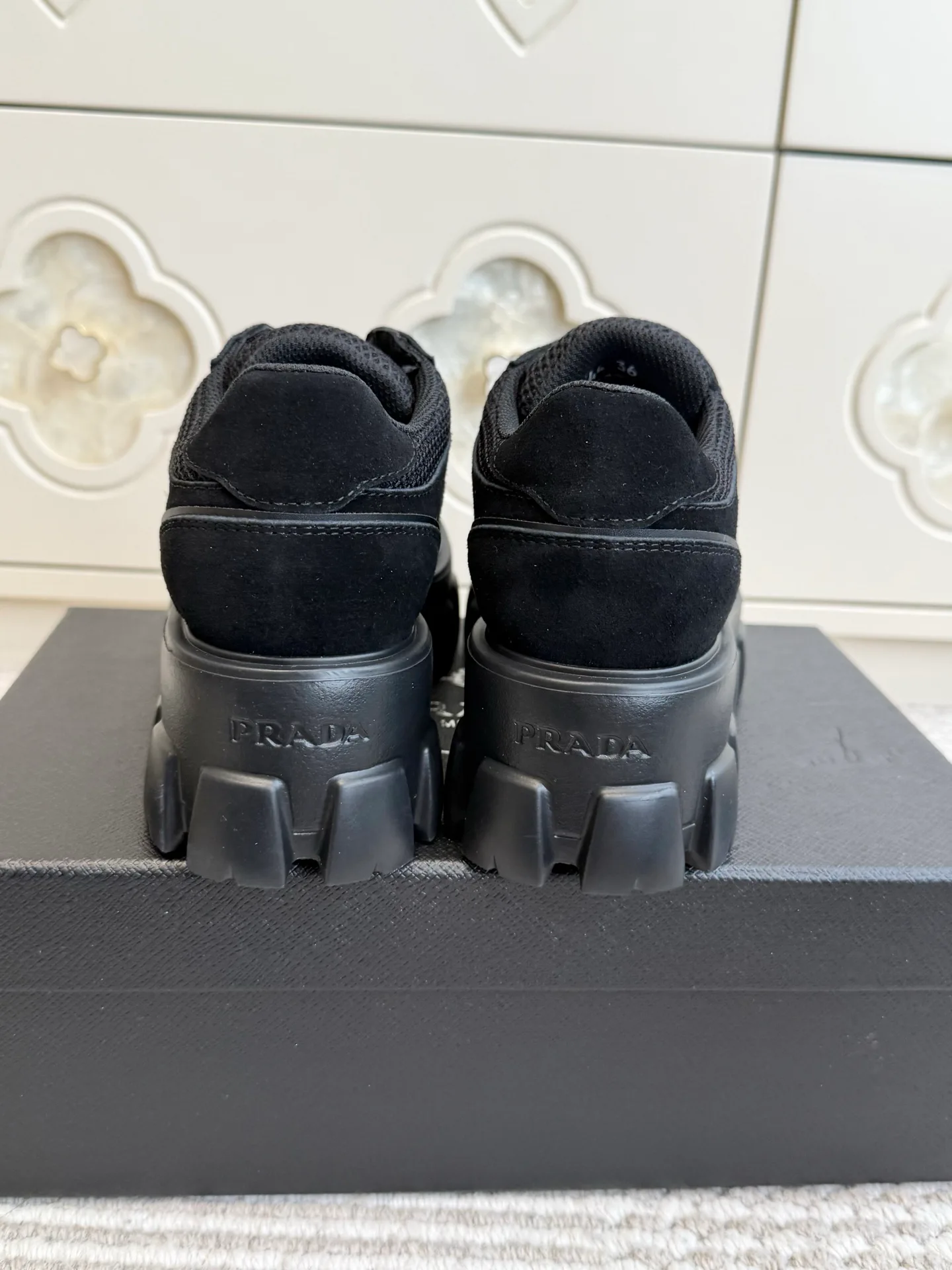Кроссовки Женские Prada 18261279