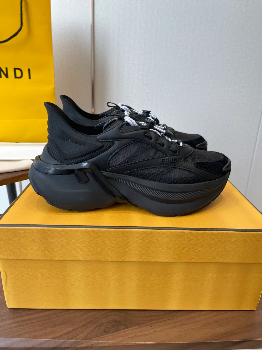 Кроссовки Женские Fendi 11428090