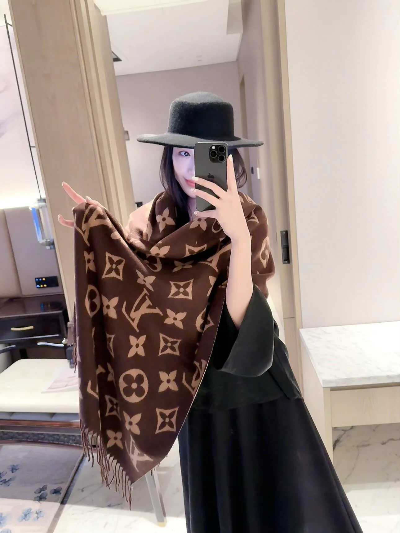 Шарфы Louis Vuitton 18322510