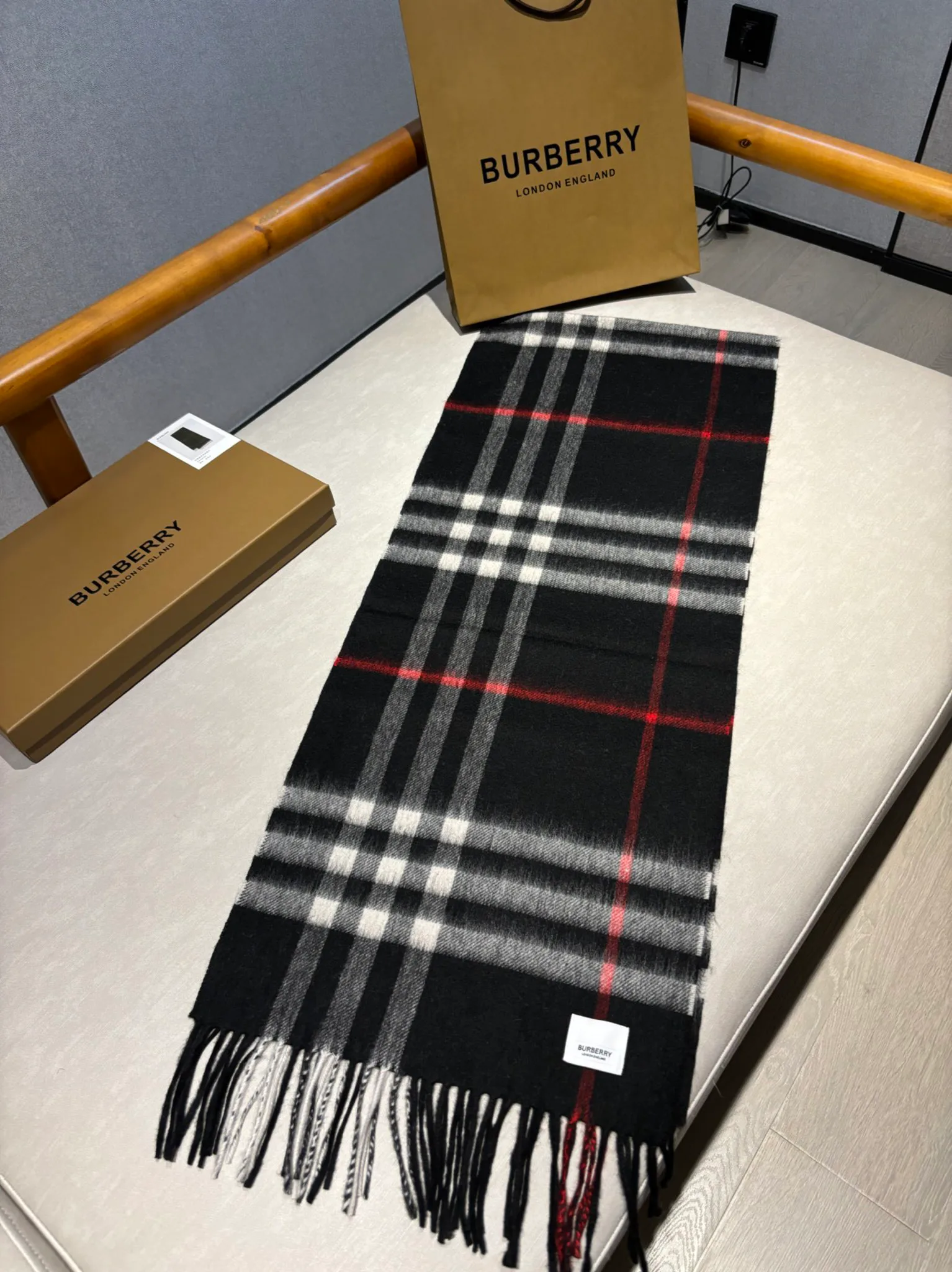 Шарфы Burberry 18507486
