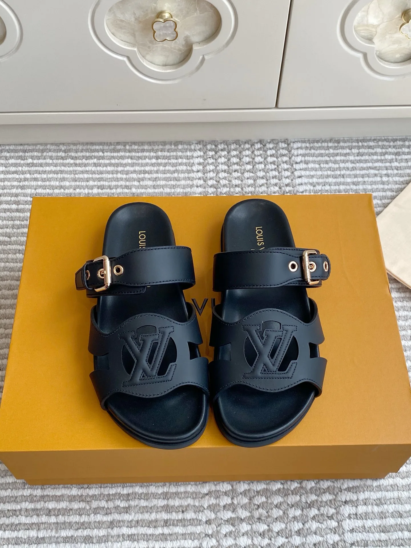 Шлепанцы Женские Louis Vuitton 17572158