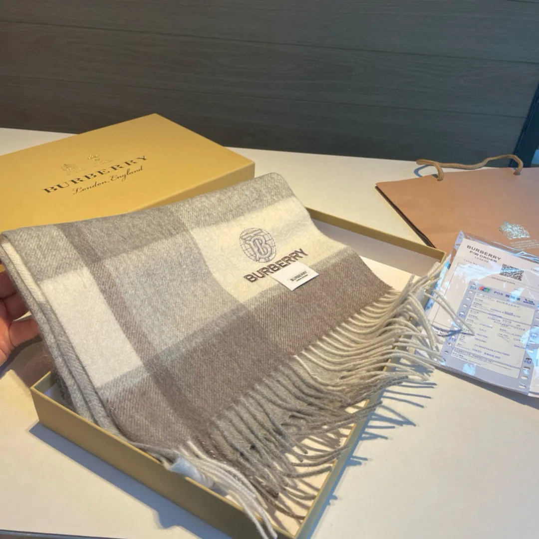 Шарфы Burberry 18449887