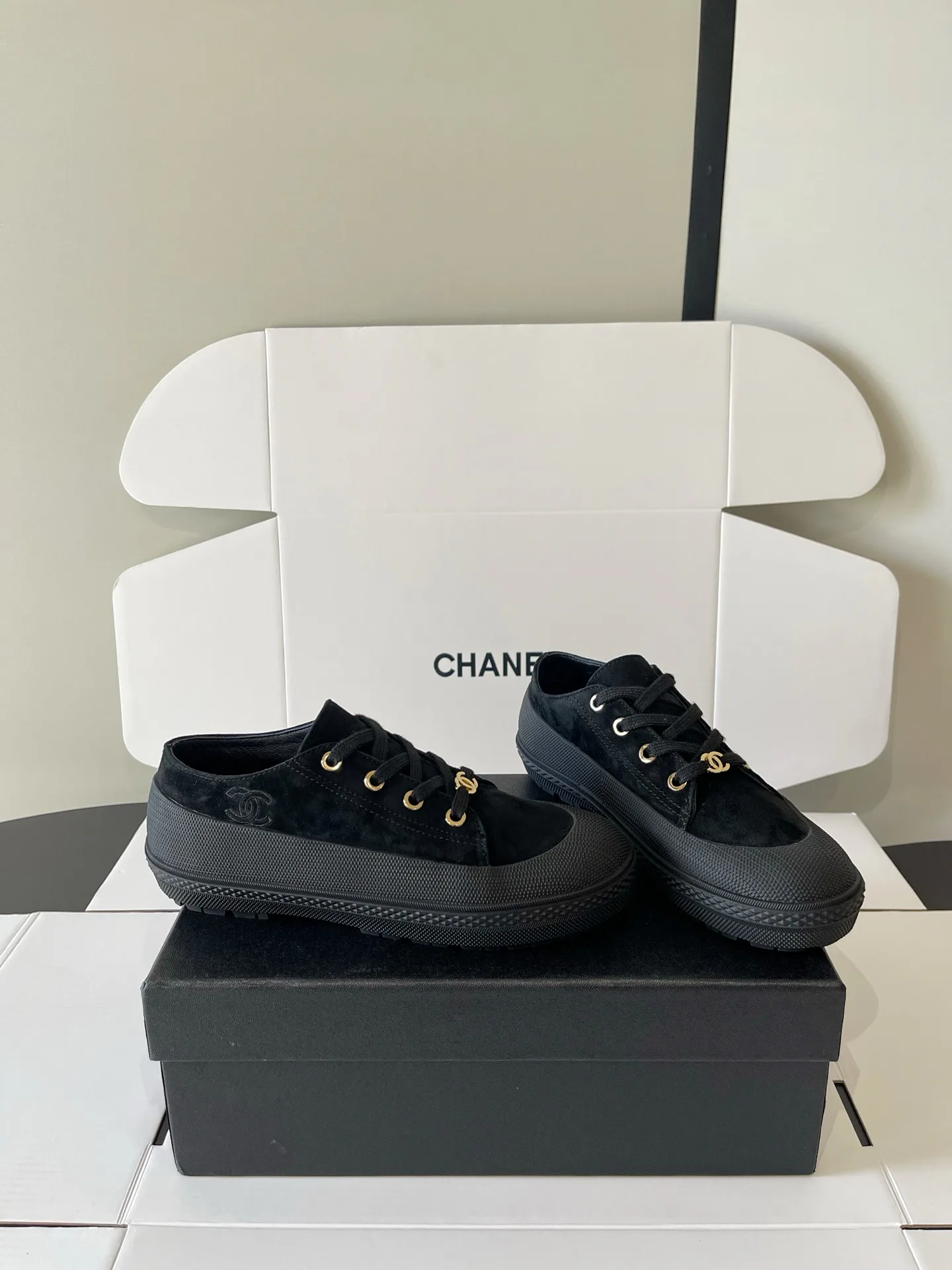 Кроссовки Женские Chanel 18437965