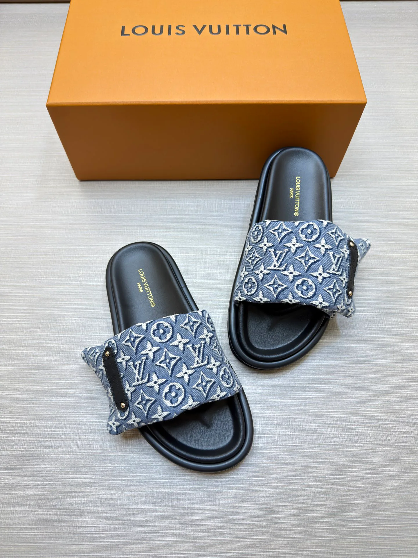 Шлепанцы Женские Louis Vuitton 18011824