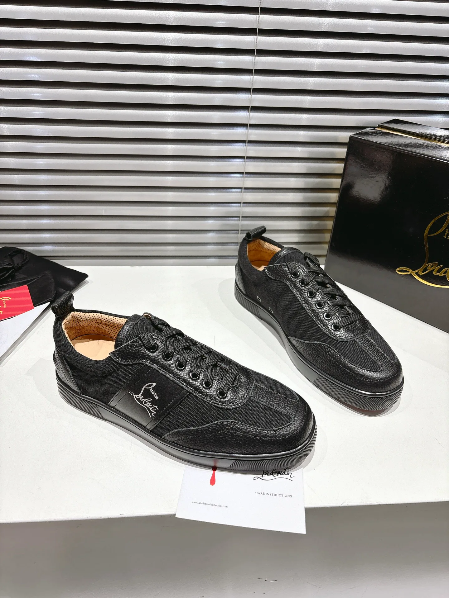 Кроссовки Женские Christian Louboutin 18835413