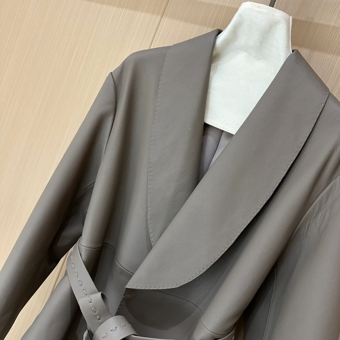 Кожаные Куртки И Дублёнки Женские Fendi 10203399