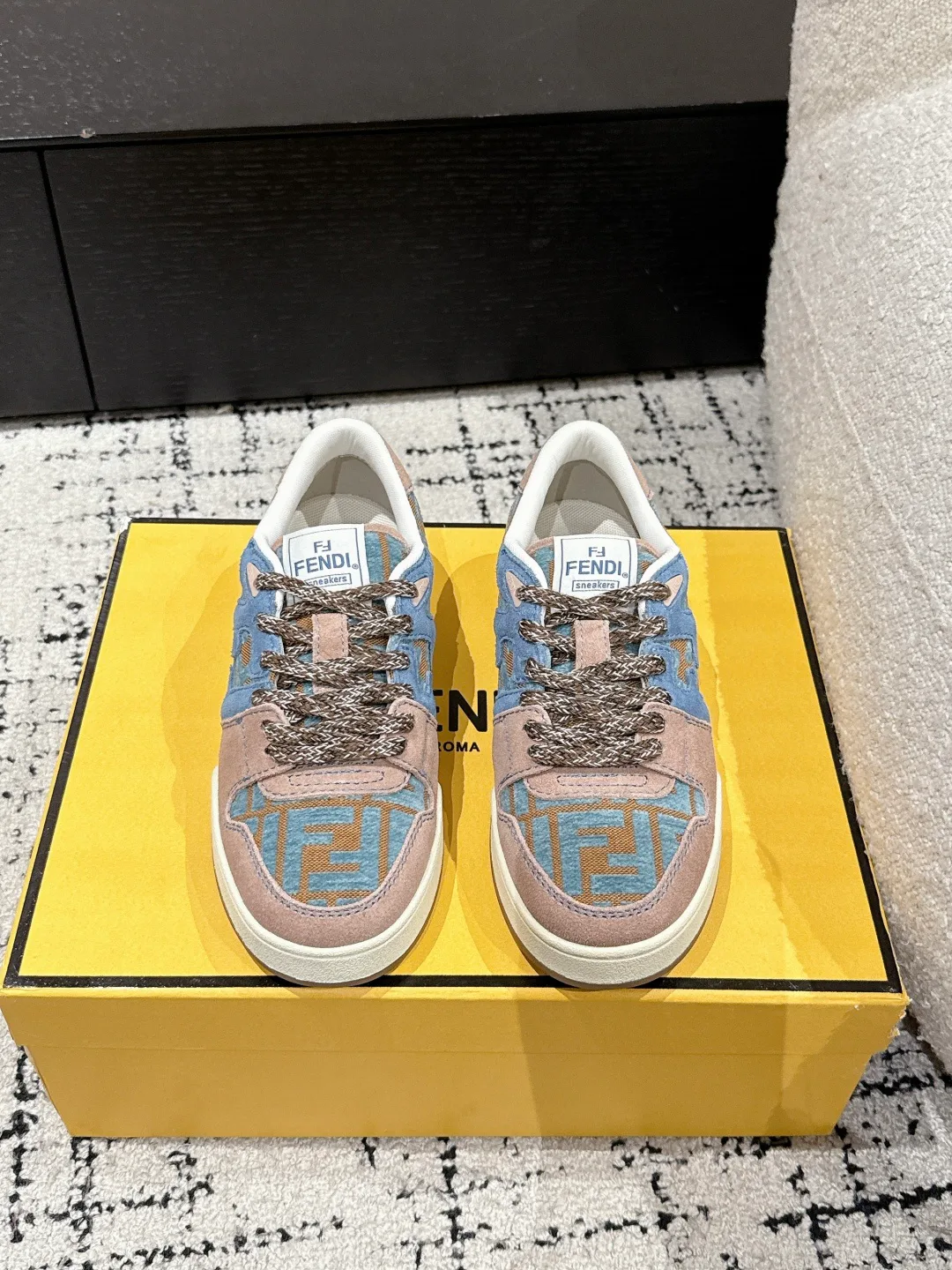 Кроссовки Женские Fendi 11567555