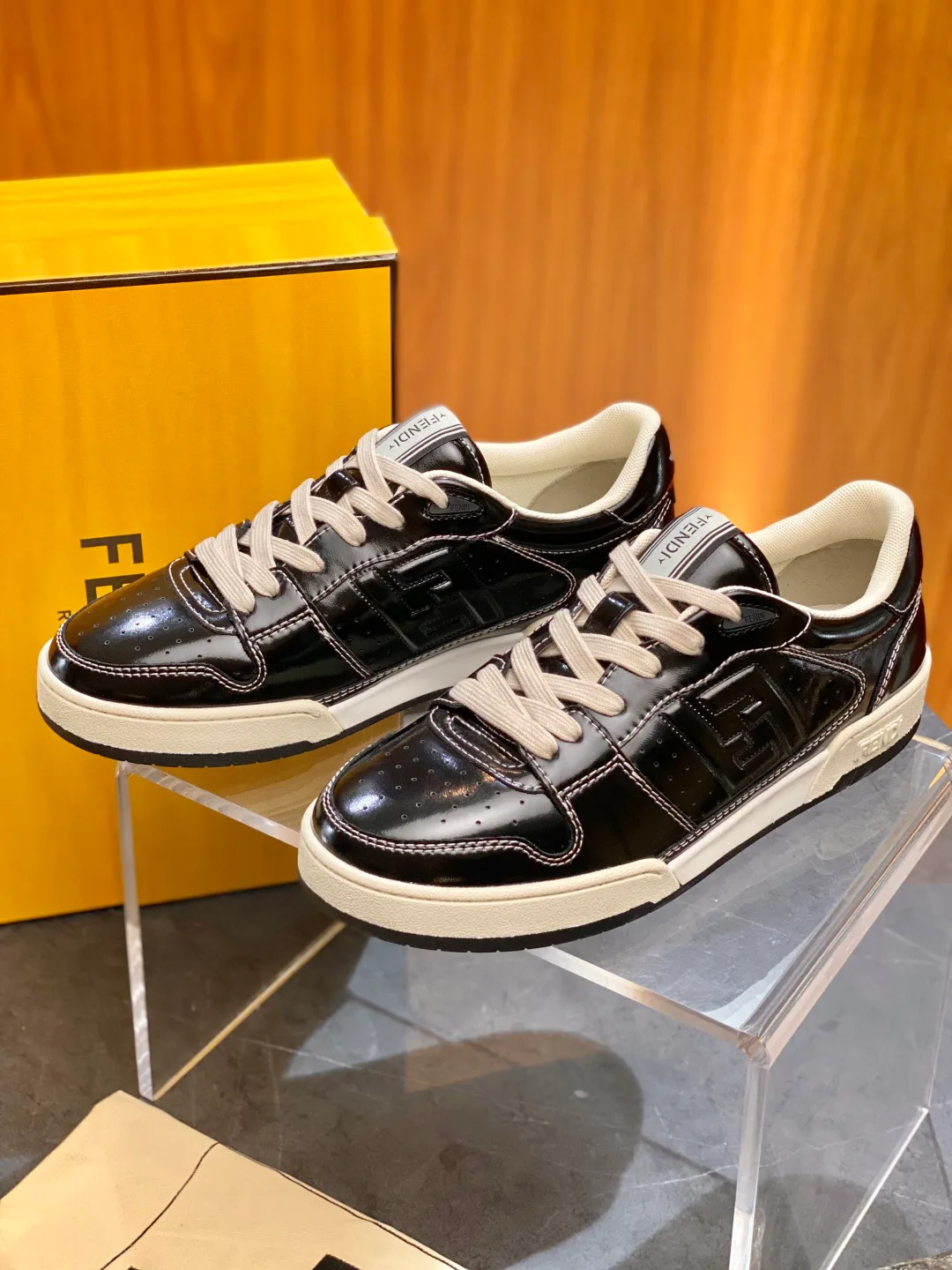 Кроссовки Женские Fendi 18119372
