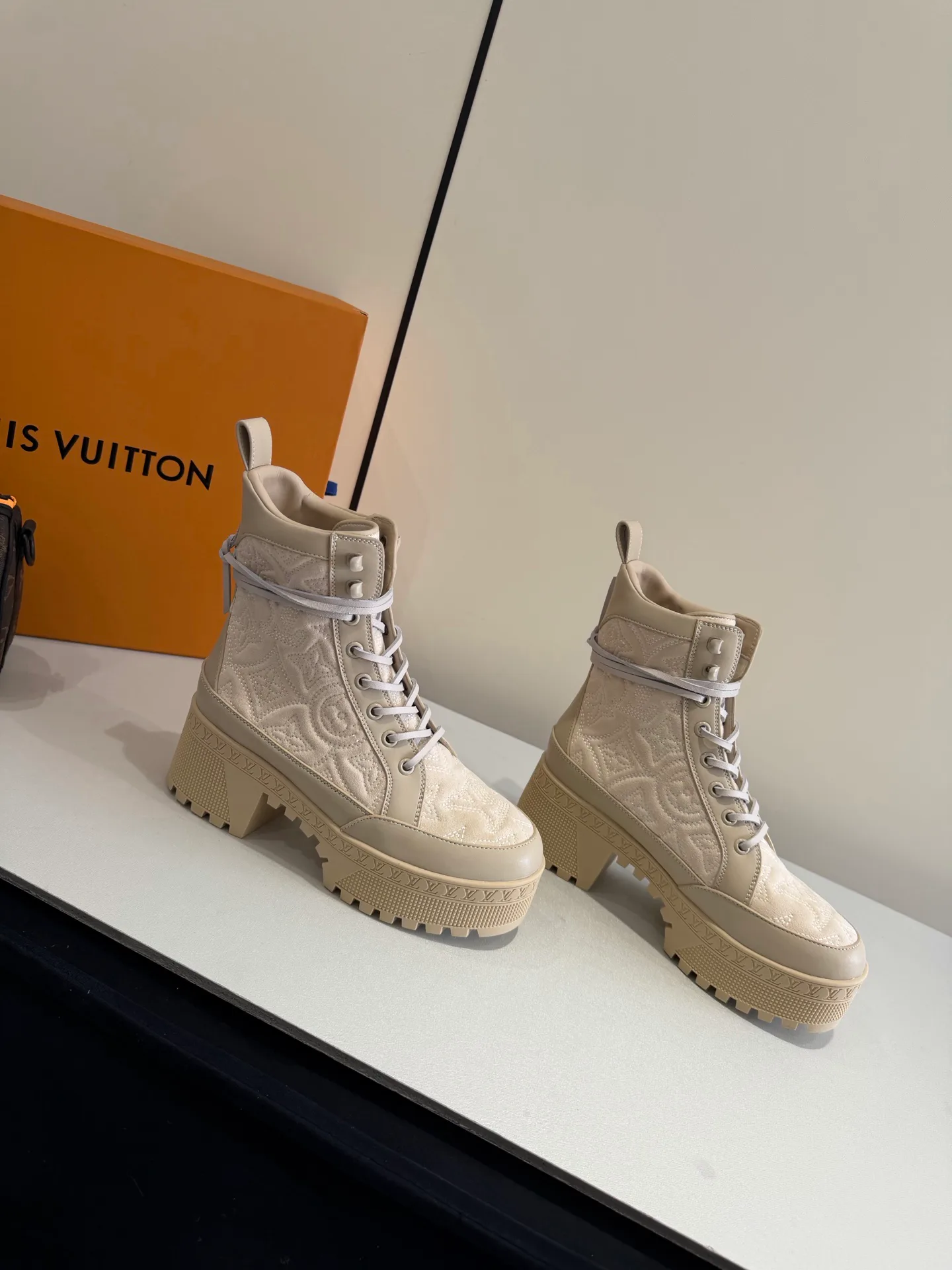 Ботинки Женские Louis Vuitton 19270933