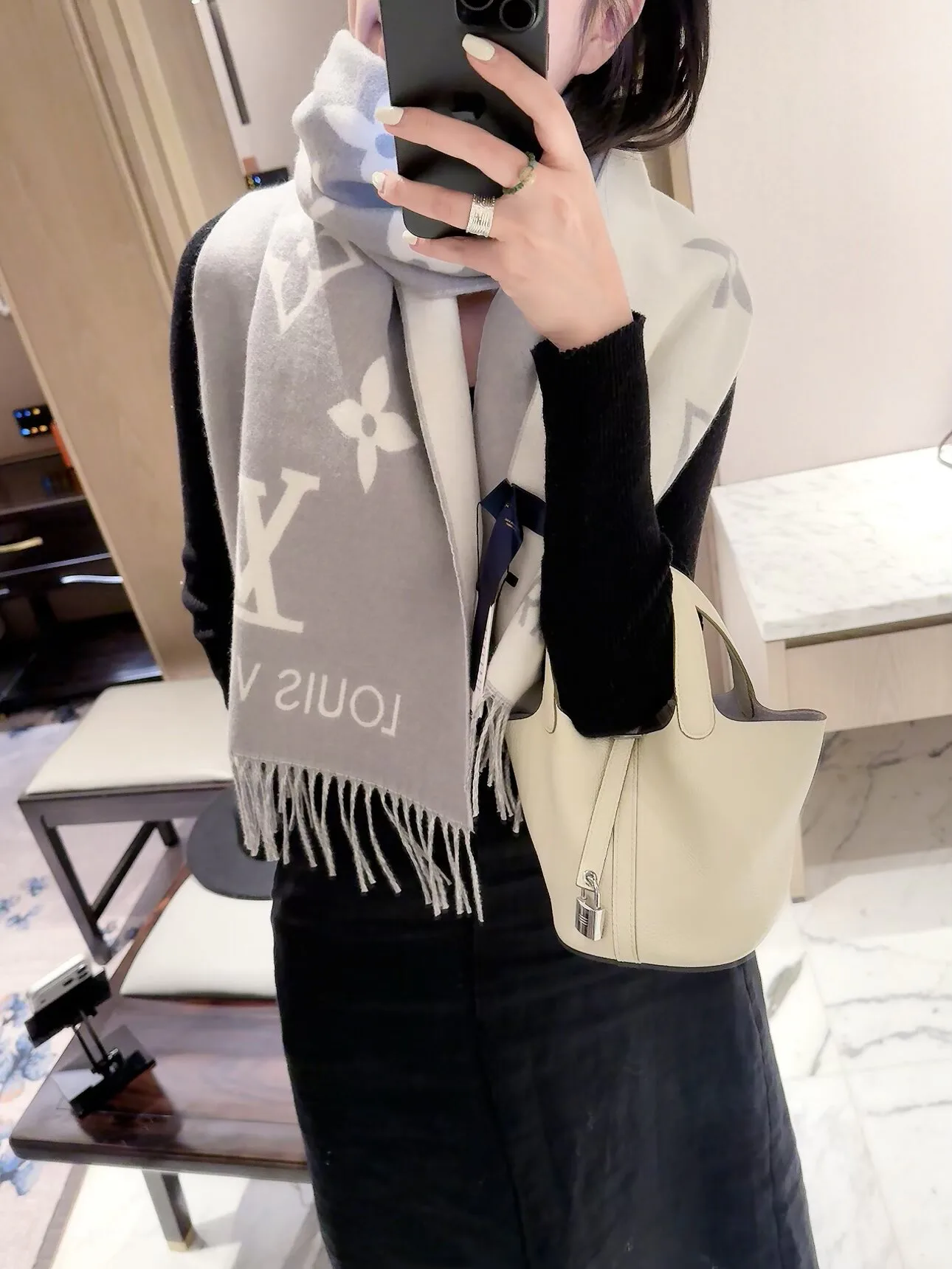 Шарфы Louis Vuitton 18427102