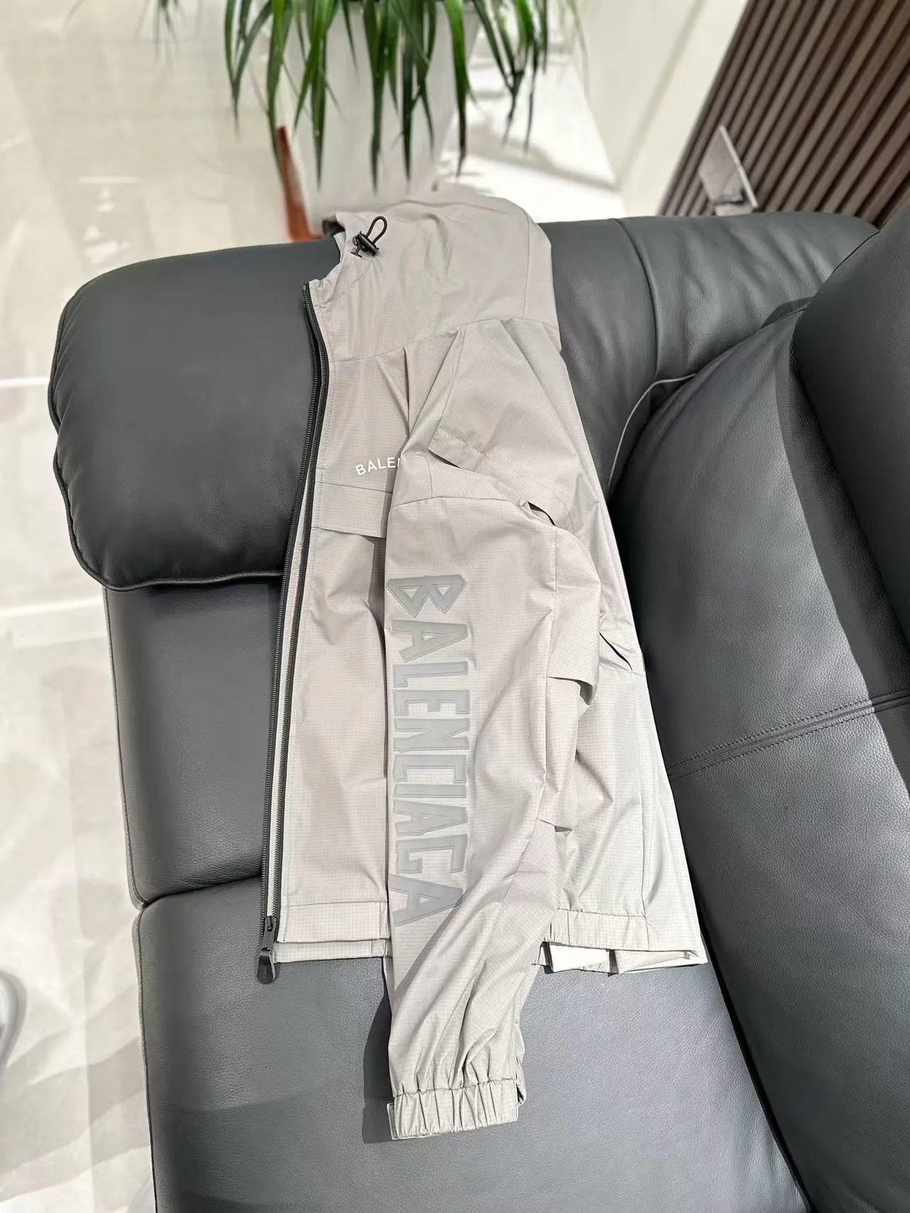 Куртки И Пуховики Женские Balenciaga 17944124