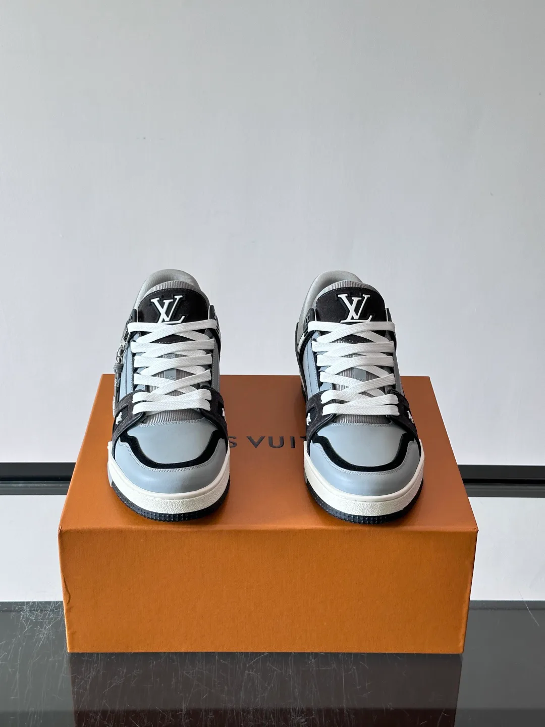 Кроссовки Женские Louis Vuitton 17914079
