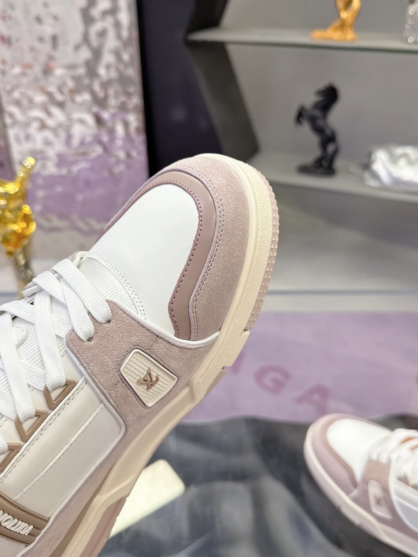 Кроссовки Женские Louis Vuitton 18104015