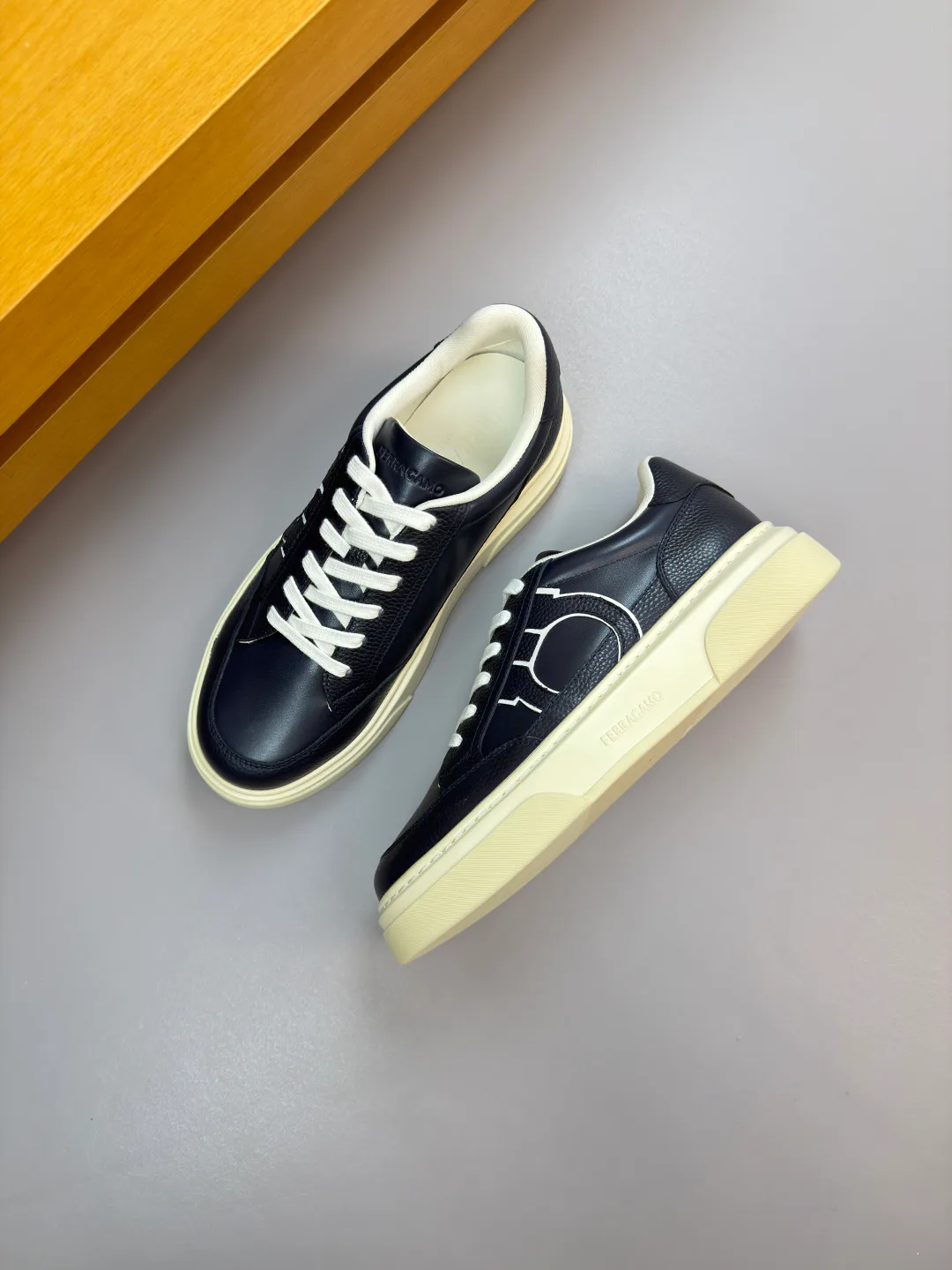 Кроссовки Женские Salvatore Ferragamo 11874844