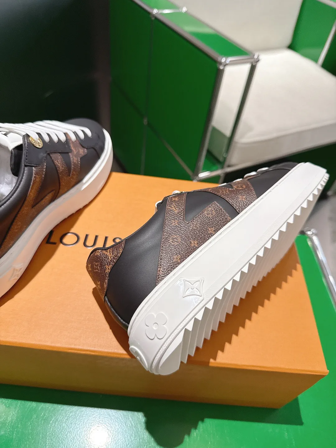 Кроссовки Женские Louis Vuitton 18677721