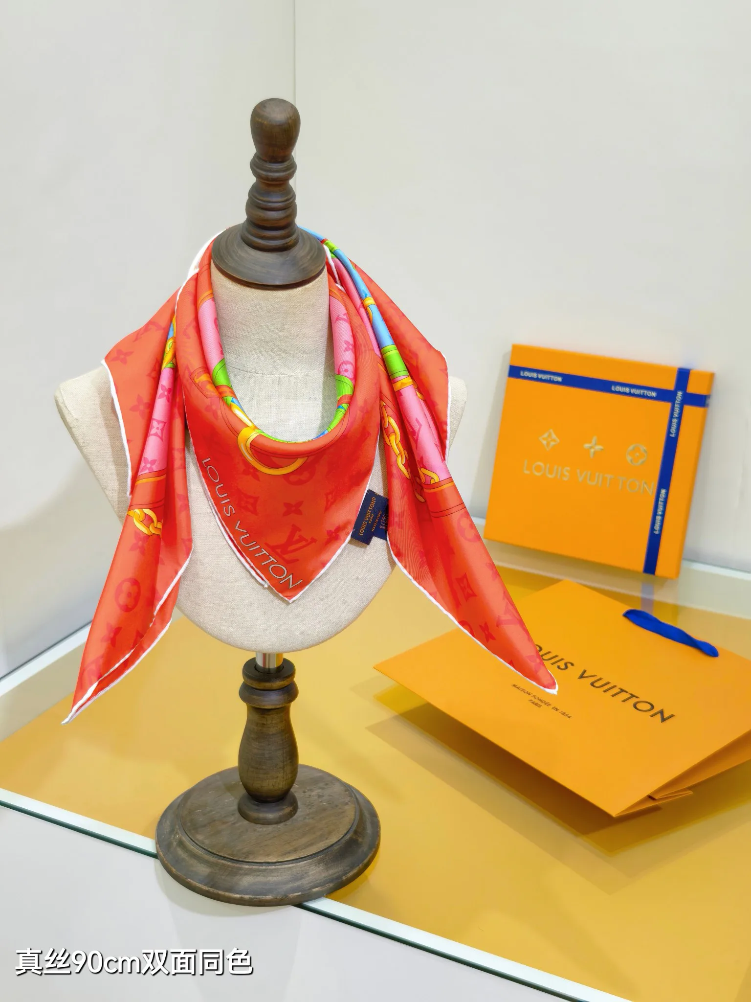 Текстиль Louis Vuitton 12918526