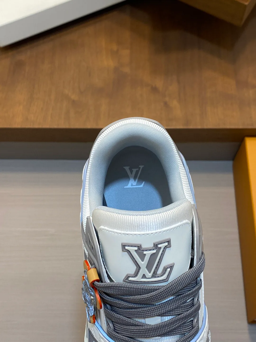 Кроссовки Женские Louis Vuitton 18100327