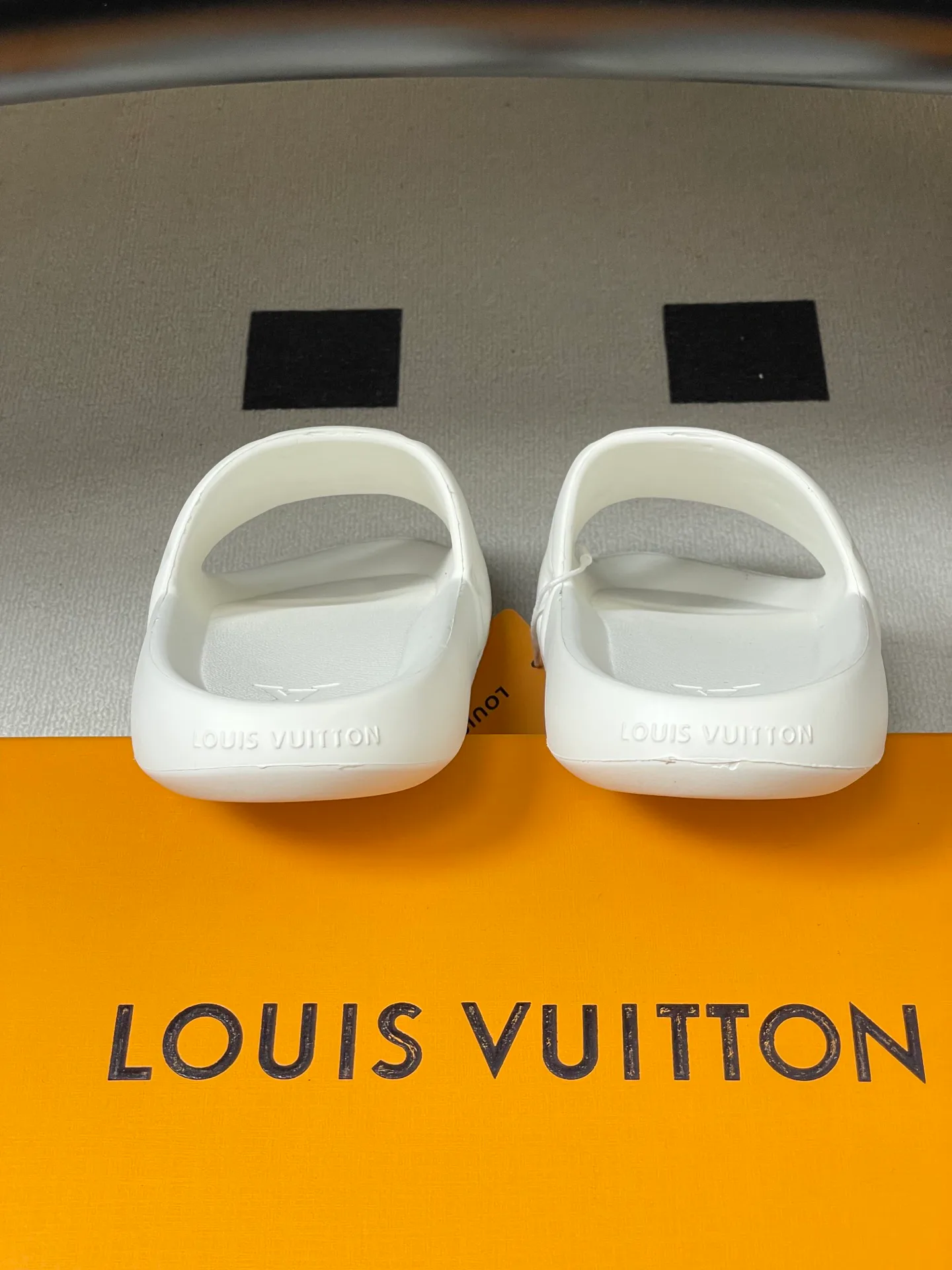 Шлепанцы Женские Louis Vuitton 11897591