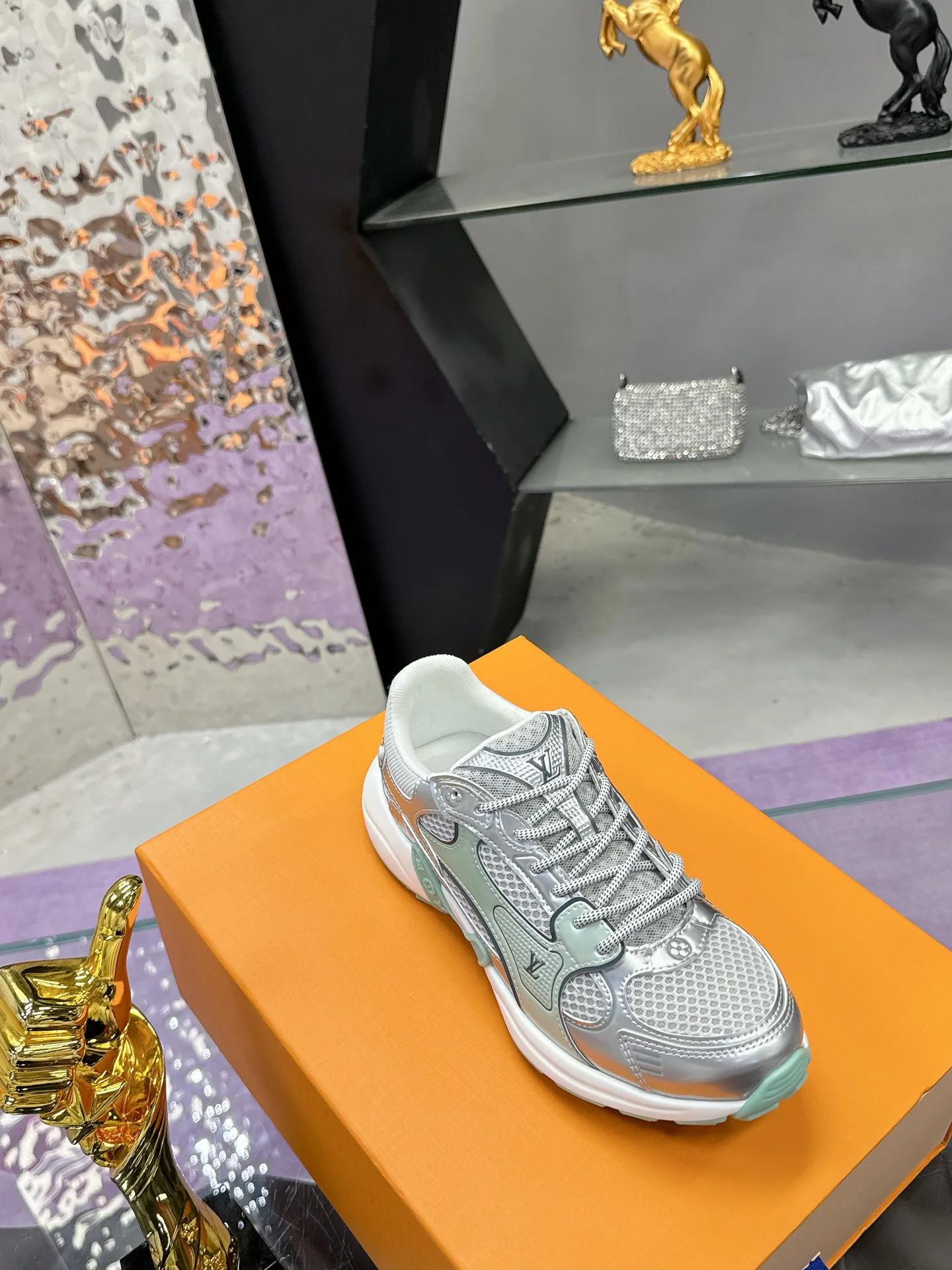 Кроссовки Женские Louis Vuitton 17530432