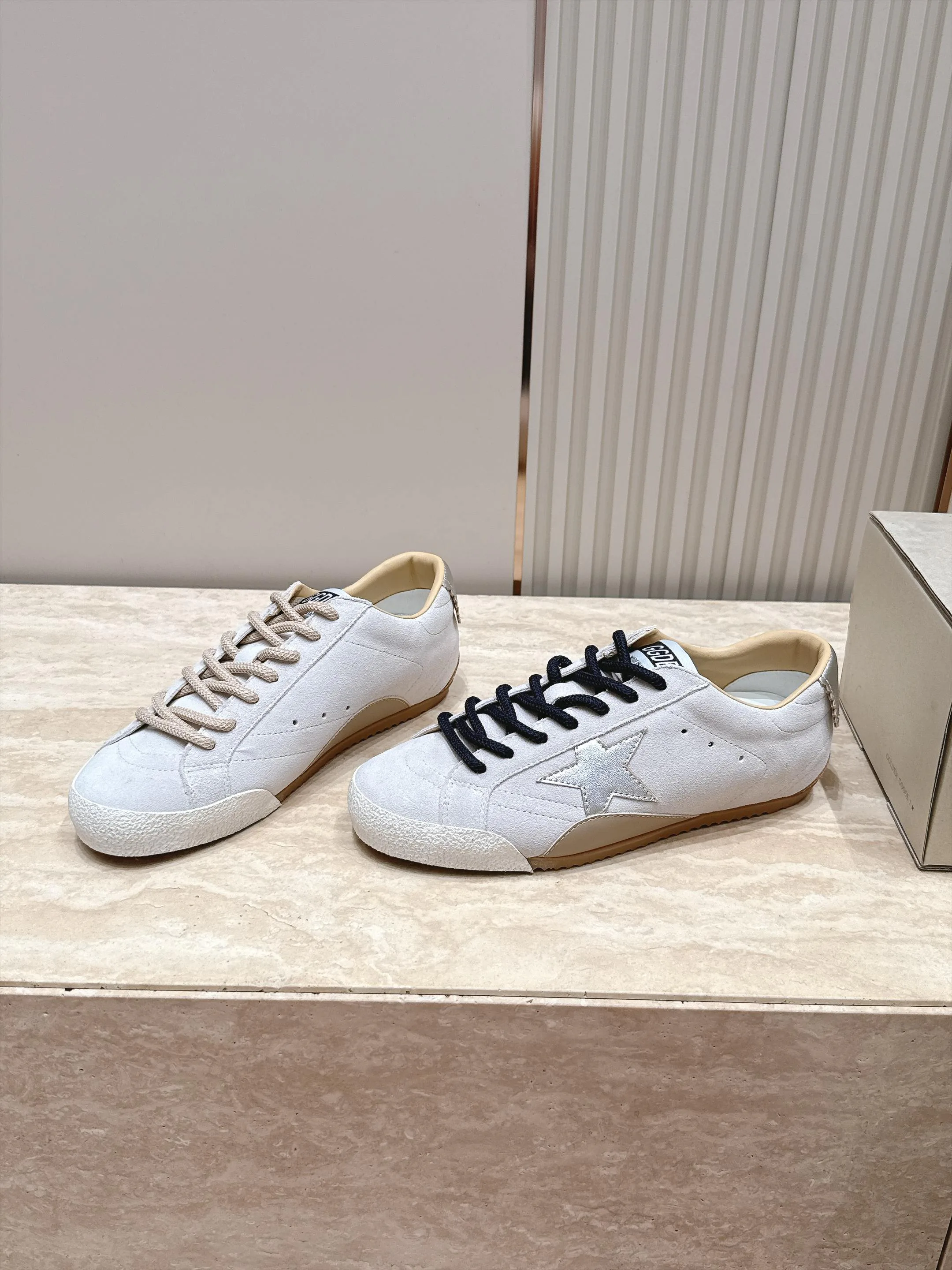 Кроссовки Женские Golden Goose 18420763