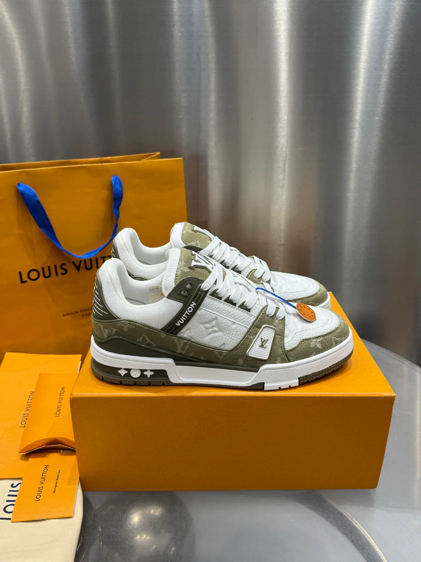 Кроссовки Женские Louis Vuitton 19073345