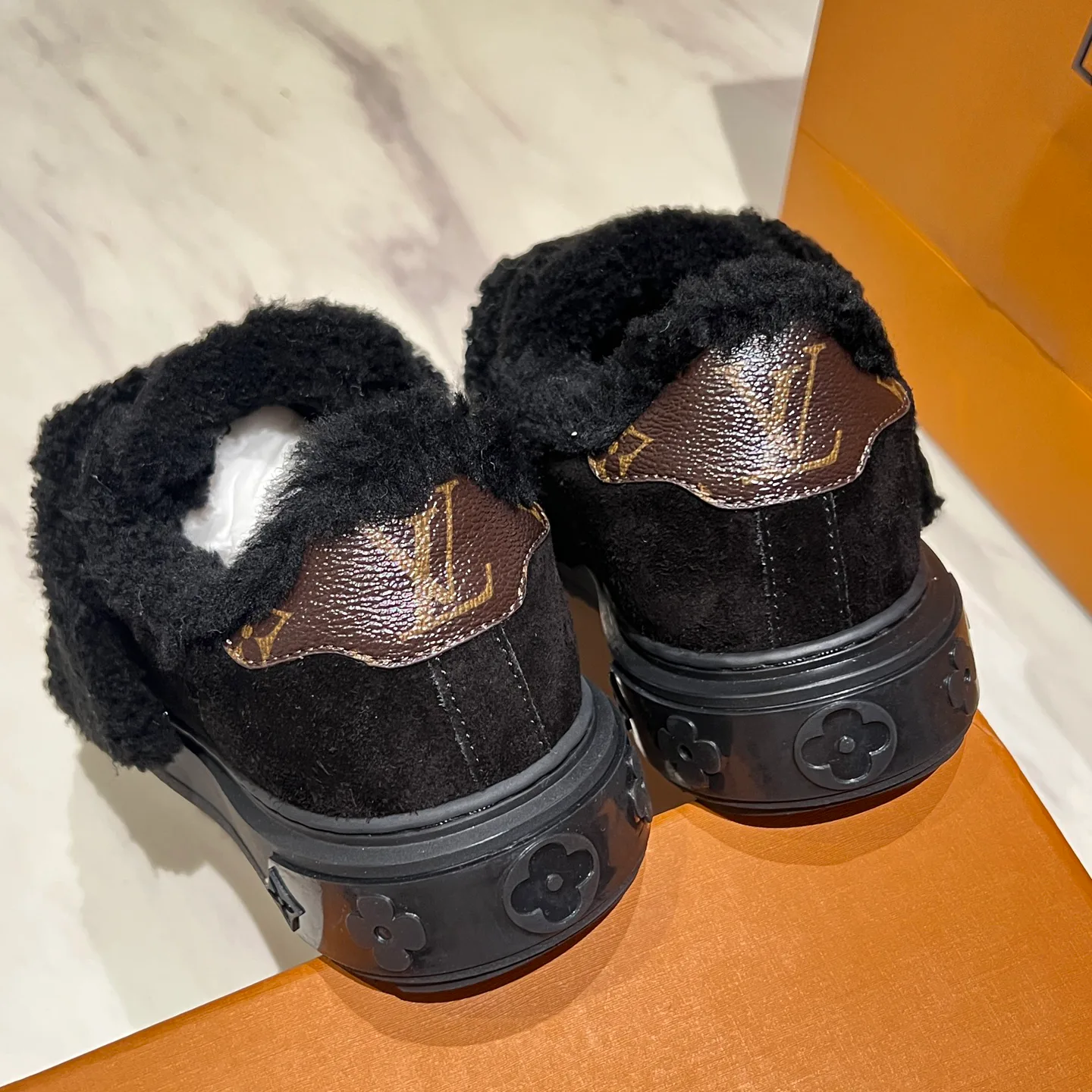 Кроссовки Женские Louis Vuitton 18998310