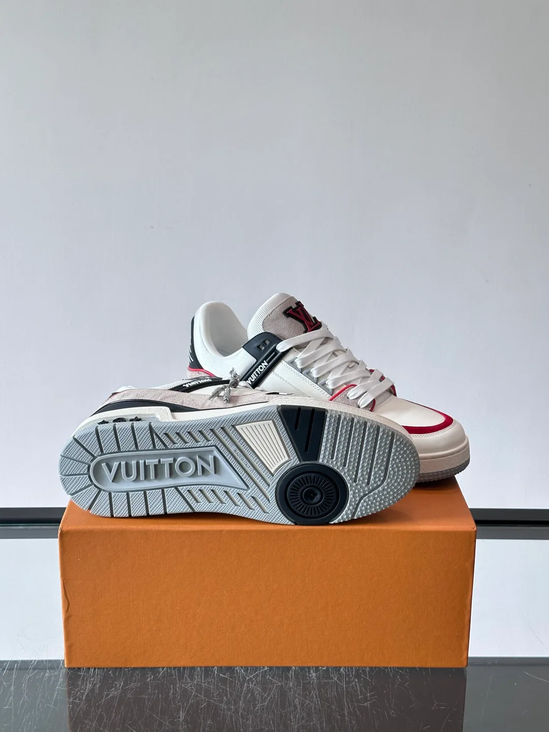 Кроссовки Женские Louis Vuitton 17914078
