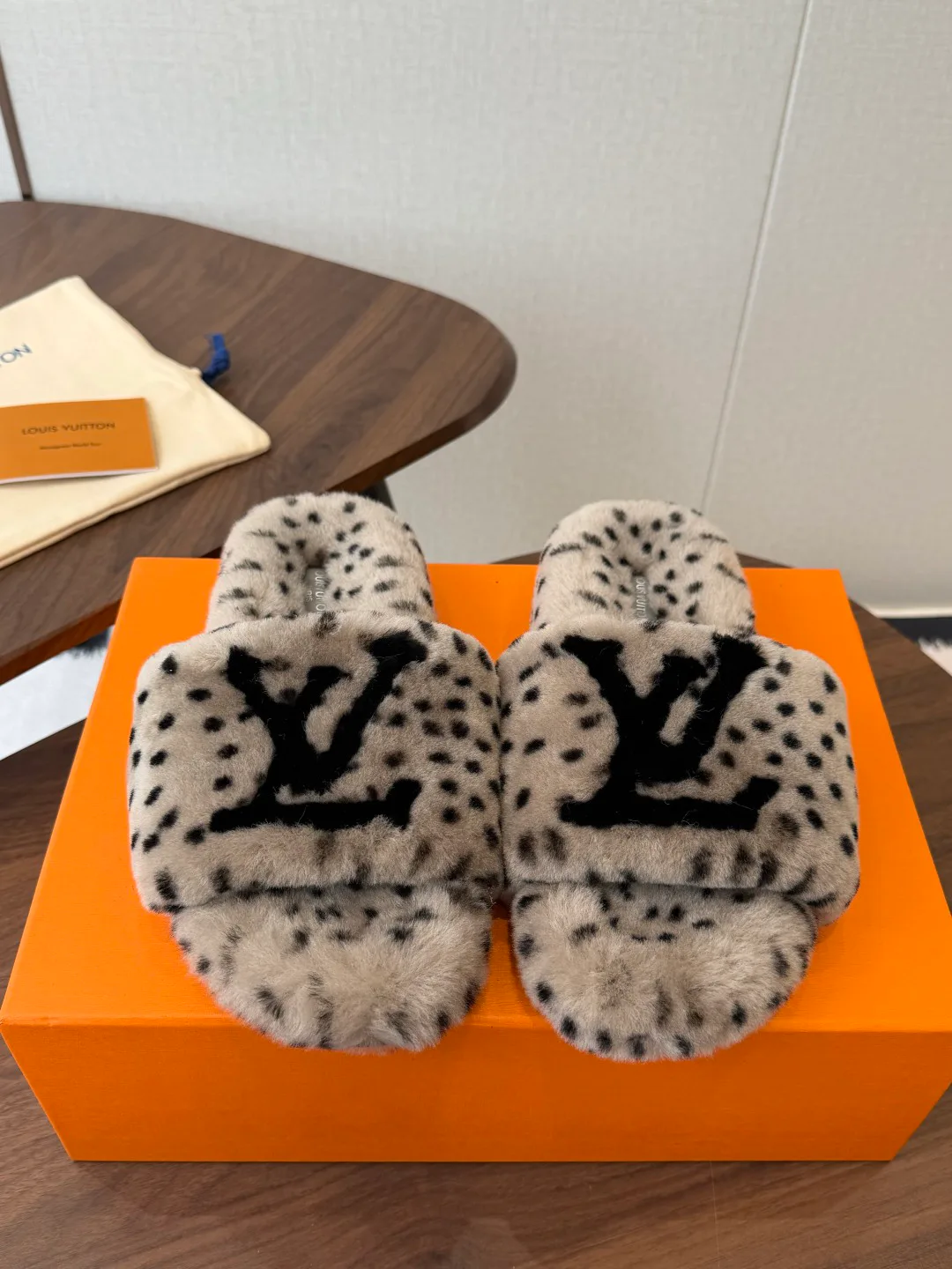 Тапочки Женские Louis Vuitton 18182967