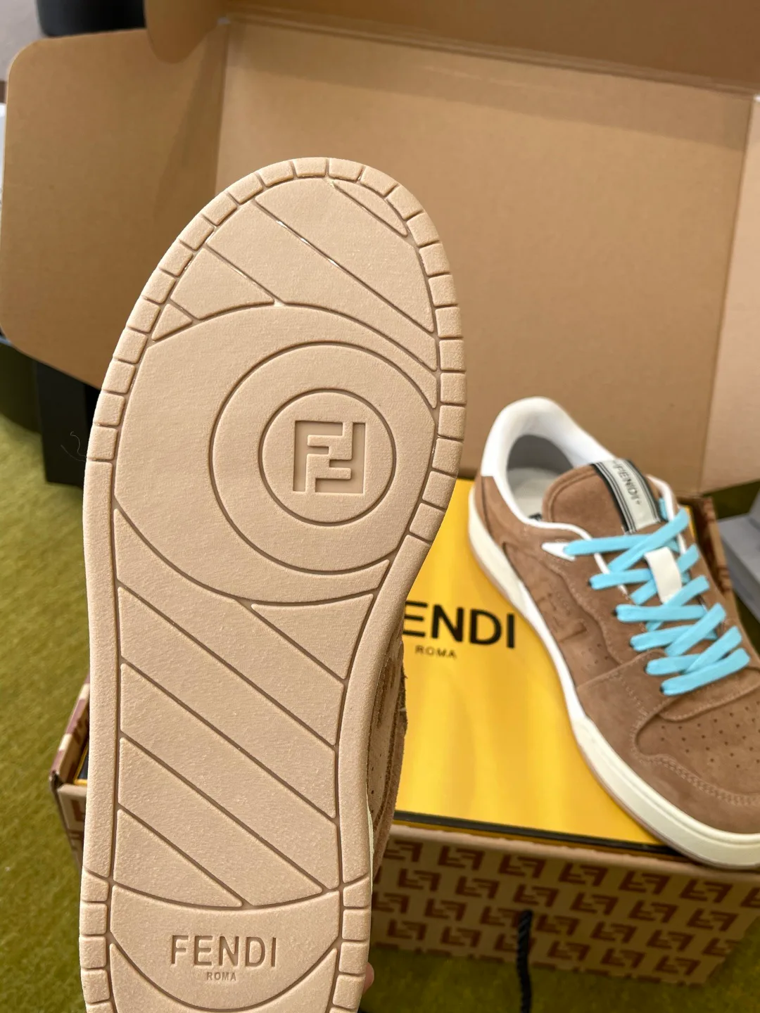 Кроссовки Женские Fendi 18737573
