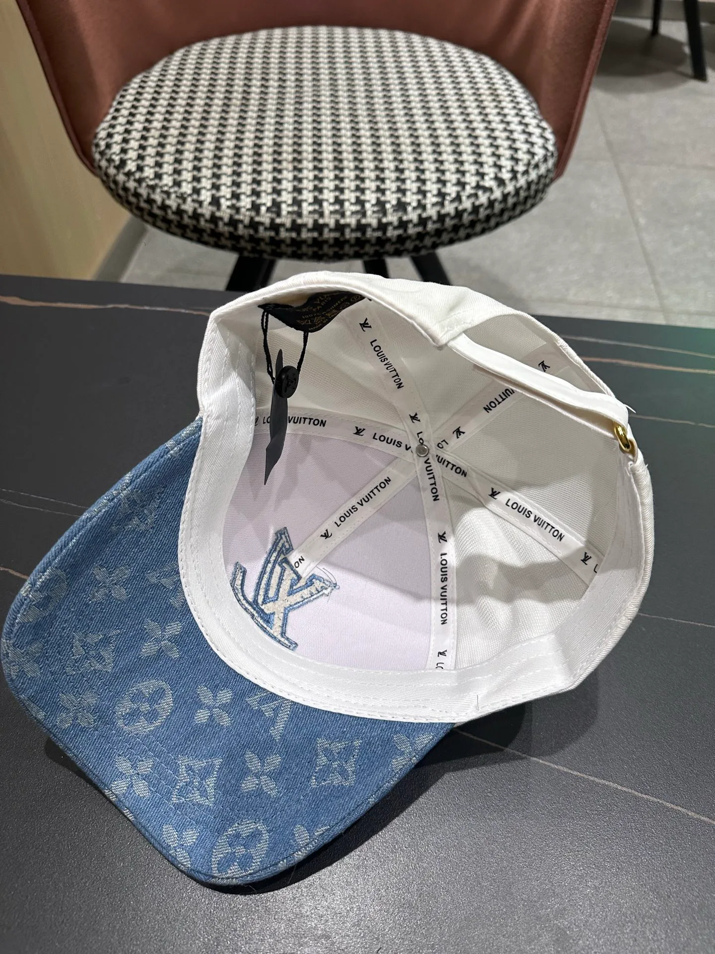Головные Уборы Louis Vuitton 18478992