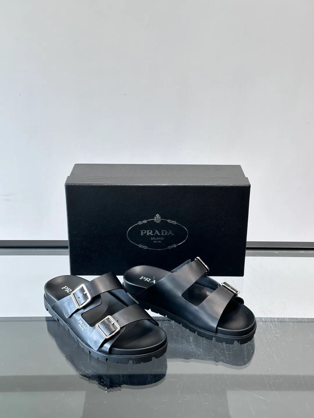 Шлепанцы Женские Prada 17689200