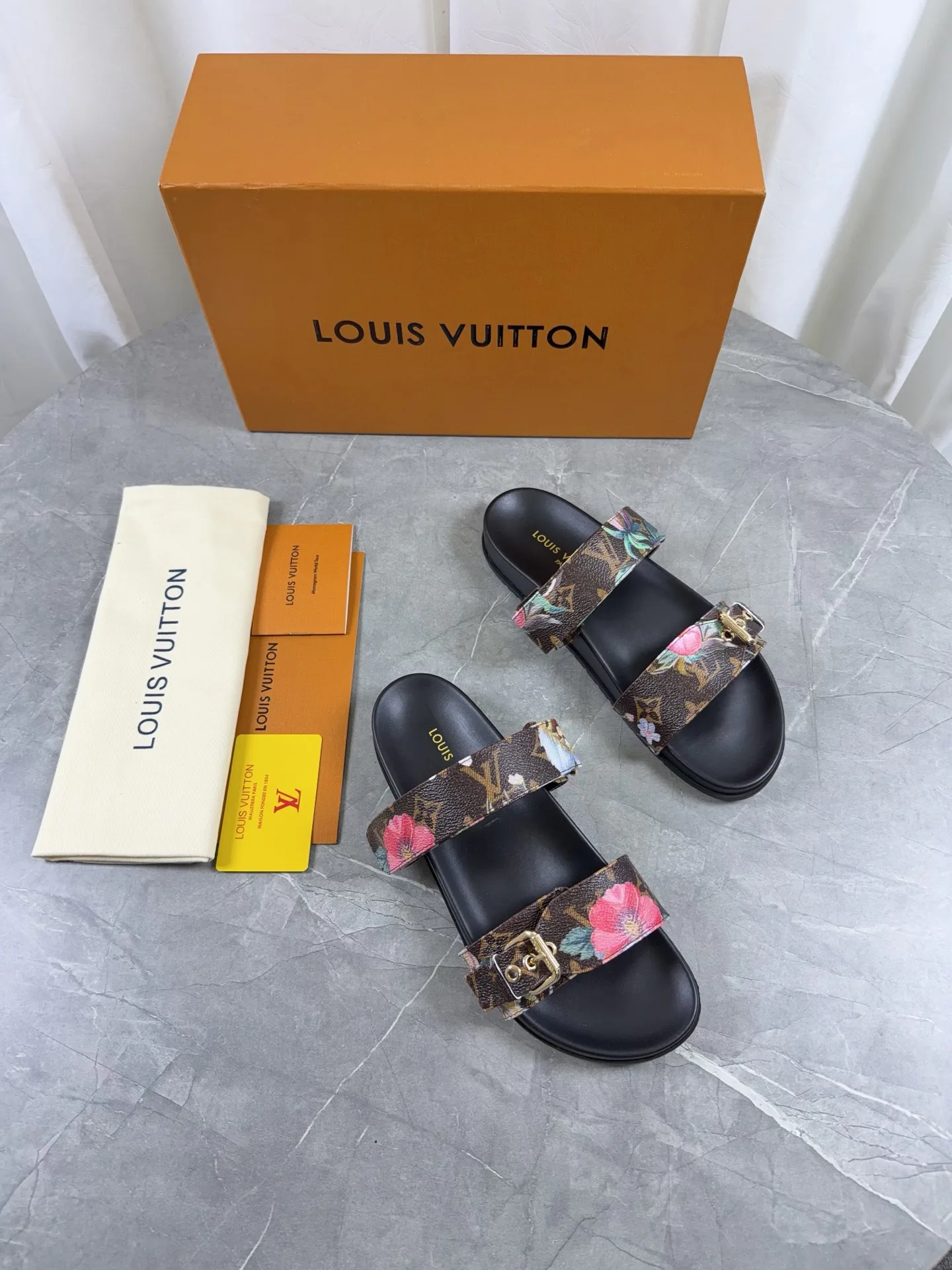 Шлепанцы Женские Louis Vuitton 17968791