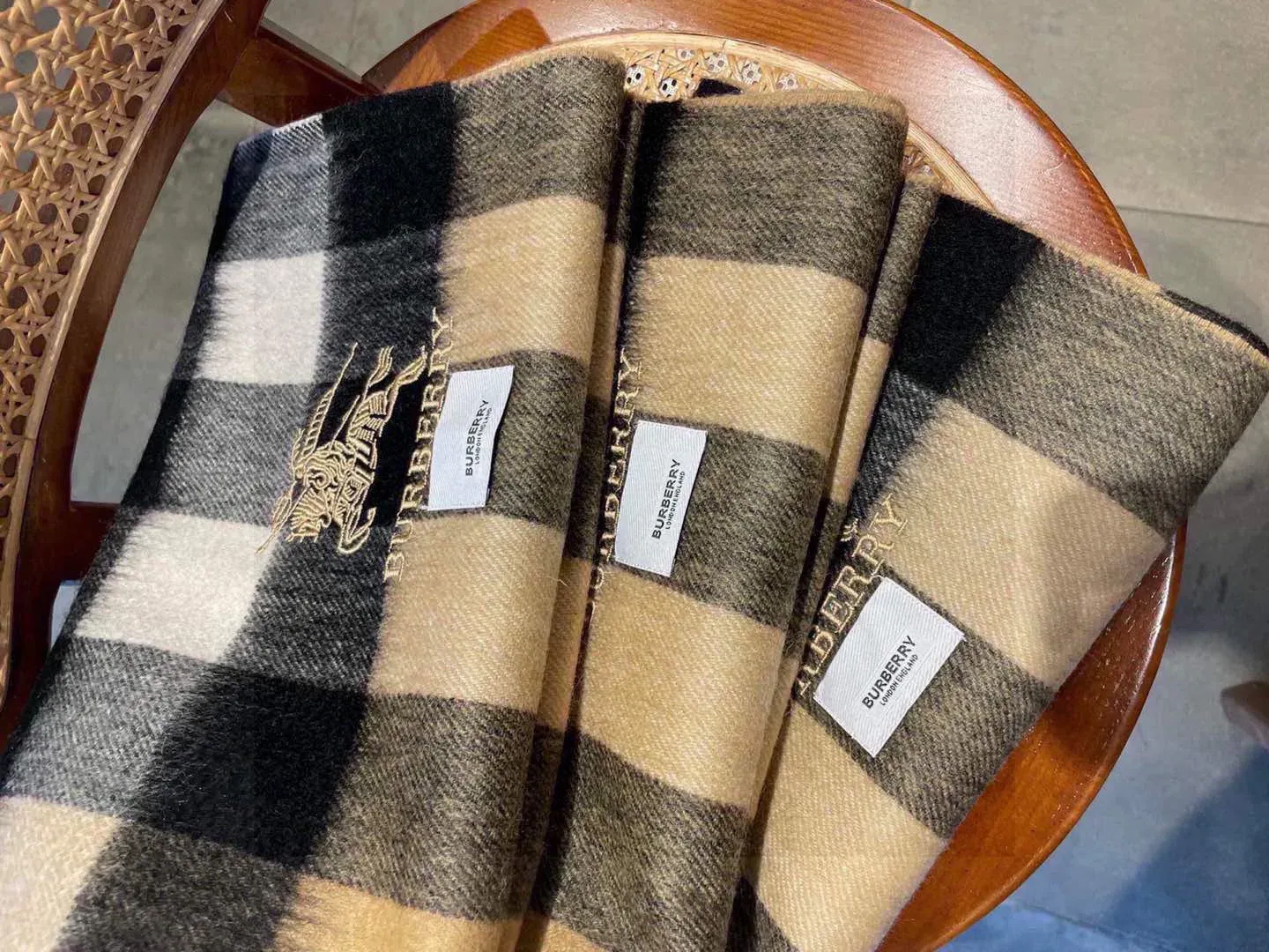 Шарфы Burberry 832143