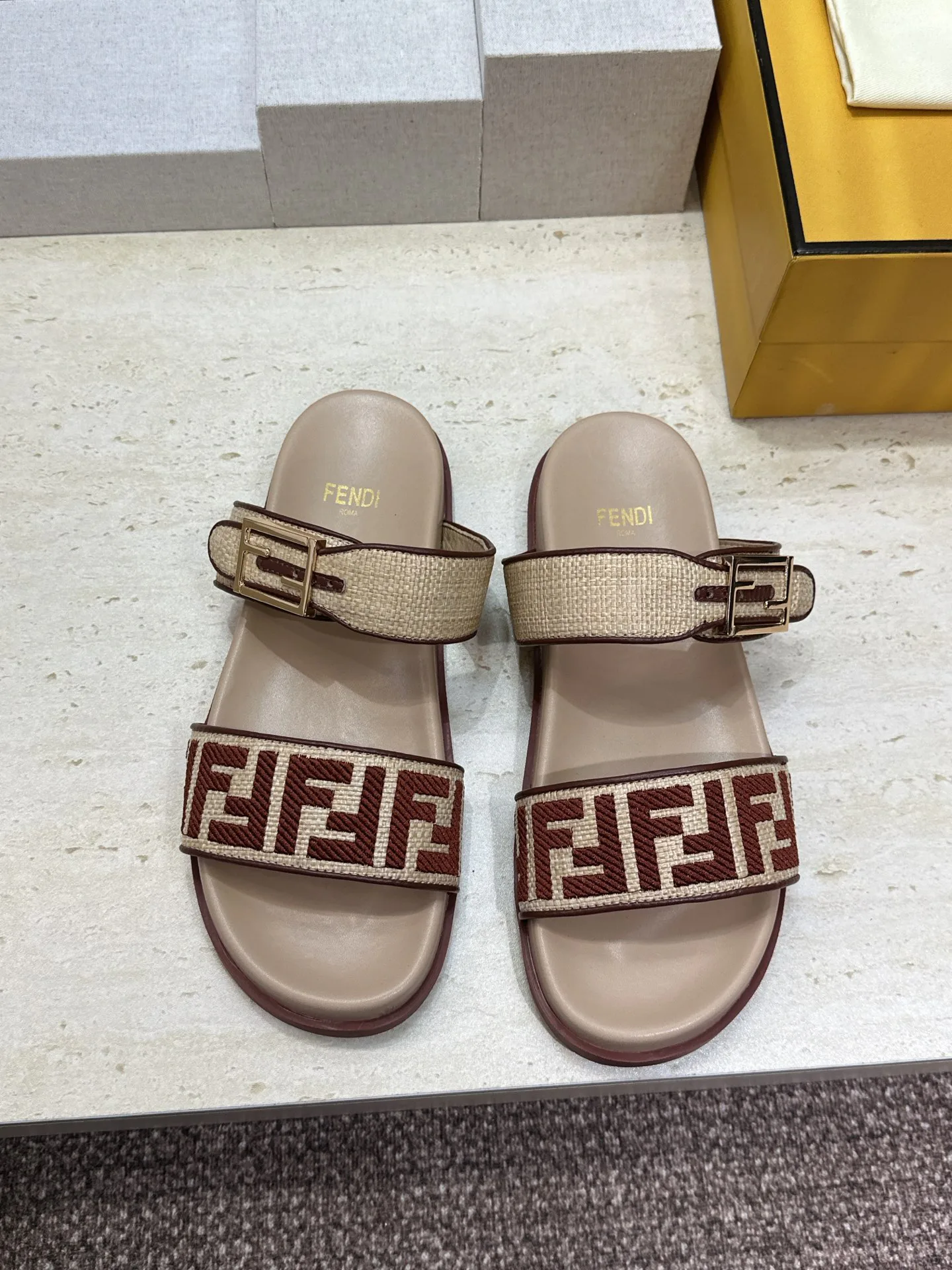 Шлепанцы Женские Fendi 16910446